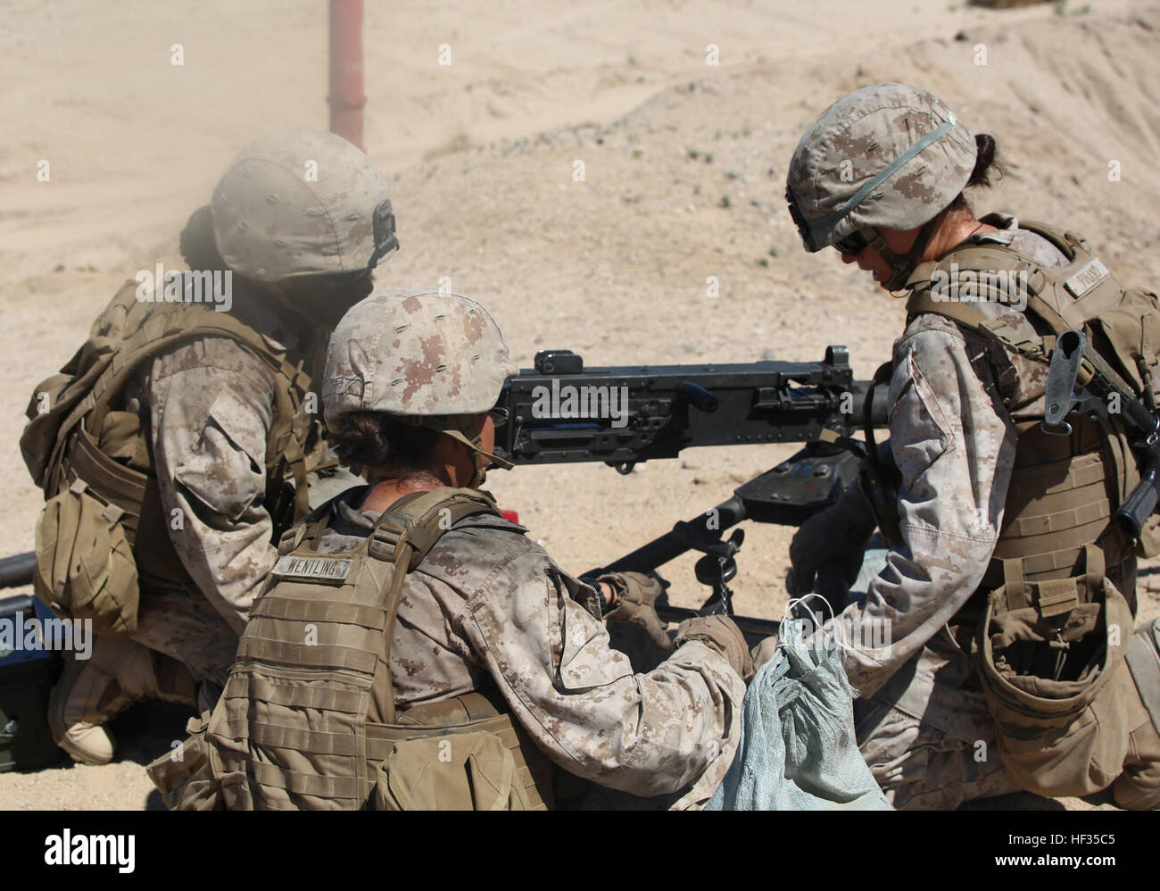 Sergenti Victoria Polonia, diritto, Tara Copeland, sinistra e Cpl. Sarah Wentling, centro, tutti i mitraglieri con la mitragliatrice sezione, armi Company, il combattimento a terra integrati elemento Task Force, montare un 0,50 Caliber machine gun a un treppiede durante un Marine Corps Prova di funzionamento e di attività di valutazione di valutazione alla gamma 110, Marine Corps Air Ground Centro di combattimento ventinove Palms, California, 28 marzo 2015. Da ottobre 2014 a luglio 2015, il GCEITF sarà condotta individuale e collettivo di competenze di livello di formazione in designato il combattimento a terra i bracci di specialità professionali al fine di facilitare la Foto Stock