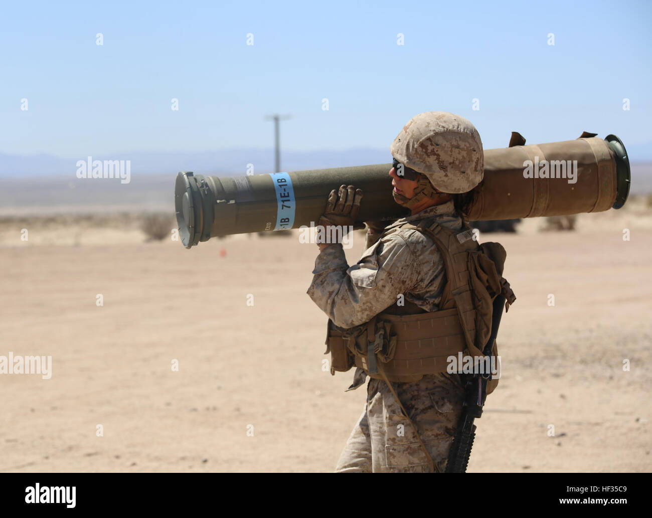 Sgt. Maya-Marin C. Garnica anti-serbatoio missileman, Sezione Anti-Armor, armi Company, il combattimento a terra integrati elemento Task Force, porta un tubo-lanciato, otticamente tracciabile, filo-missili guidati alla linea di cottura durante un Marine Corps Prova di funzionamento e di attività di valutazione di valutazione alla gamma 110, Marine Corps Air Ground Centro di combattimento ventinove Palms, California, 28 marzo 2015. Da ottobre 2014 a luglio 2015, il GCEITF sarà condotta individuale e collettivo di competenze di livello di formazione in designato il combattimento a terra i bracci di specialità professionali al fine di facilitare le norme-basato assessme Foto Stock