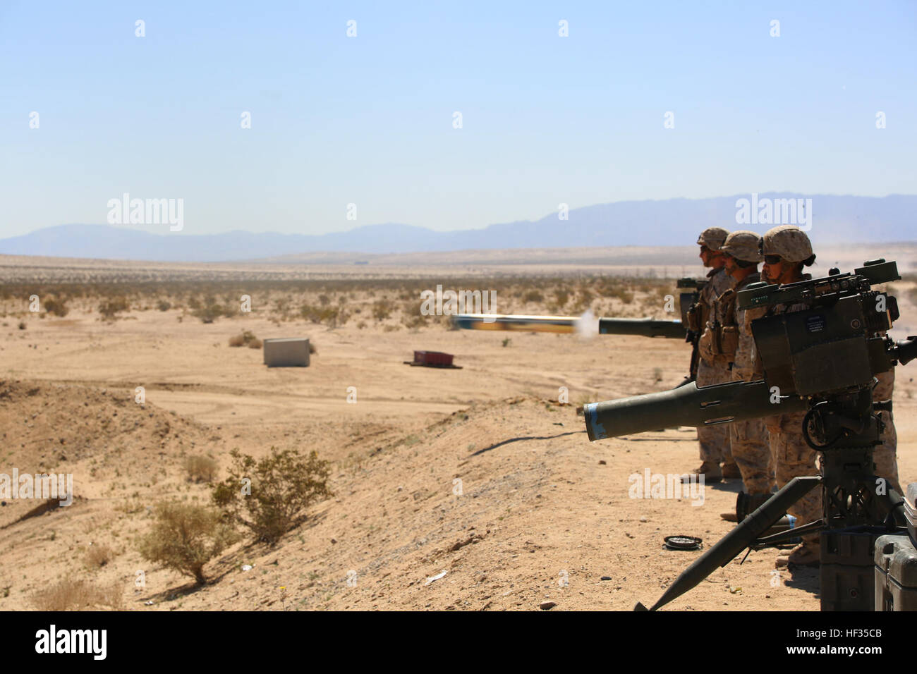 Anti-serbatoio missilemen con sezione Anti-Armor, armi Company, il combattimento a terra integrati elemento Task Force, il fuoco di un M41A4 Saber lanciamissili durante un Marine Corps Prova di funzionamento e di attività di valutazione di valutazione alla gamma 110, Marine Corps Air Ground Centro di combattimento ventinove Palms, California, 28 marzo 2015. Da ottobre 2014 a luglio 2015, il GCEITF sarà condotta individuale e collettivo di competenze di livello di formazione in designato il combattimento a terra i bracci di specialità professionali al fine di facilitare la basata su standard di valutazione della prestazione fisica di Marines in una simulazione di env di funzionamento Foto Stock
