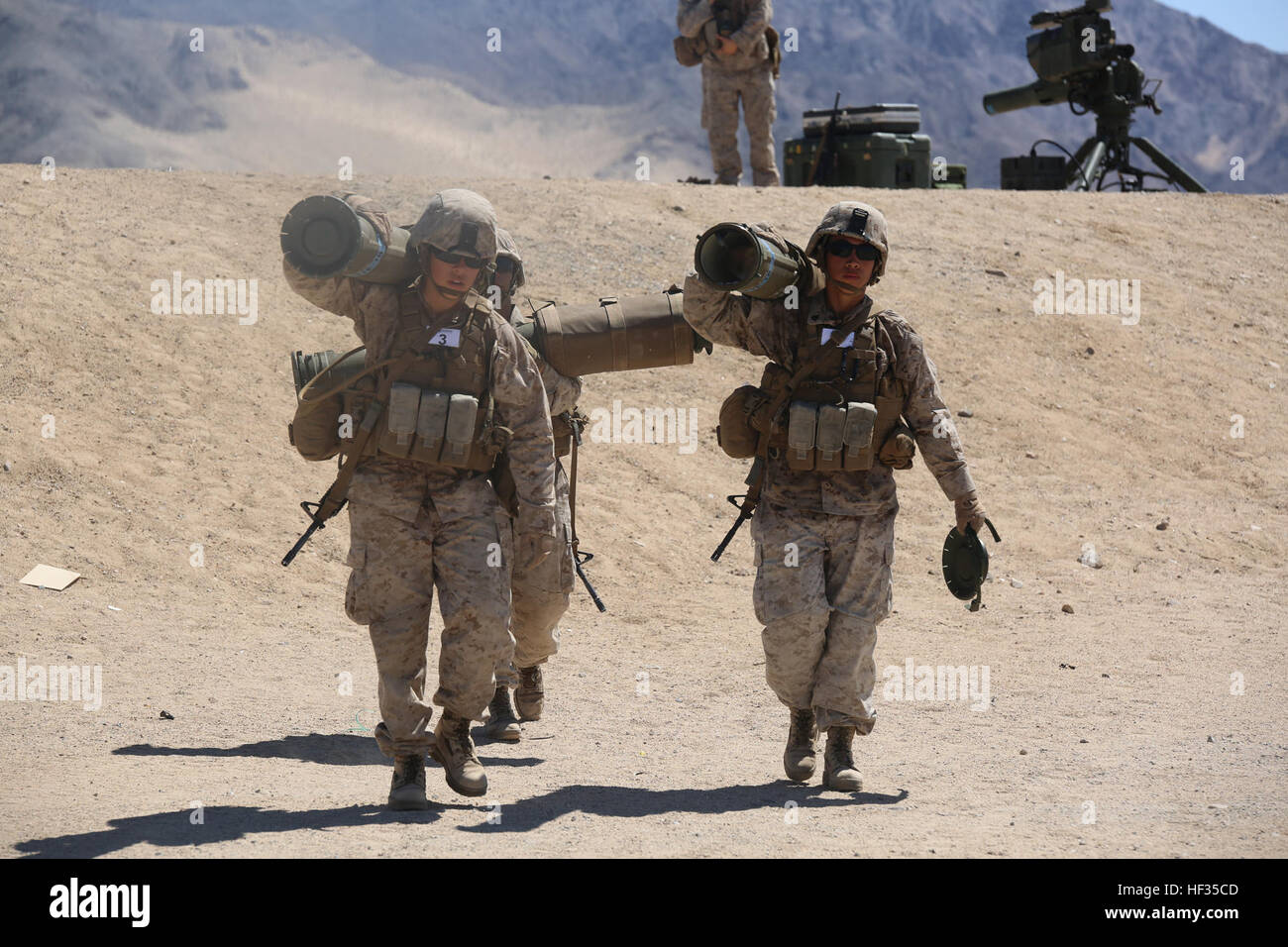 Sergenti Debra Riddle, sinistra, Maya- Marin C. Garnica, centro e Emma A. Bringas, tutti gli anti-serbatoio missilemen con sezione Anti-Armor, armi Company, il combattimento a terra integrati elemento Task Force, portano a tubo ha lanciato, otticamente tracciabile, filo-missili guidati al di fuori della linea di cottura durante un Marine Corps Prova di funzionamento e di attività di valutazione di valutazione alla gamma 110, Marine Corps Air Ground Centro di combattimento ventinove Palms, California, 28 marzo 2015. Da ottobre 2014 a luglio 2015, il GCEITF sarà condotta individuale e collettivo di competenze di livello di formazione in designato il combattimento a terra professionali di armi Foto Stock