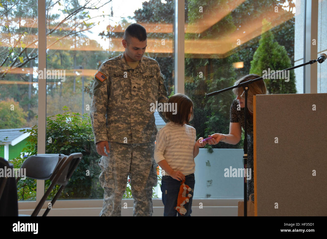 Army Sgt. Marc Hillhouse, sergente amministrativa e un 11-anno Attivo Reservist guardia della Carolina del Nord la Guardia Nazionale e società, 1-130th attacco battaglione di ricognizione, e la figlia di 6 anni Millie prendersi un momento per ottenere un colpo di un playhouse donati da Glaxo Smith Kline Institute (GSK) e Habitat for Humanity organizzazioni nel Research Triangle Park, N.C., nelle pagine precedenti di questo mese. Il dono di una vita-dimensionato playhouse, è stato un inizio di regalo di compleanno per Millie ed era parte della GSK della donazione in riconoscimento dell'anno del bambino 2013. Altre cinque organizzazioni di beneficenza per includere la genesi Home i Foto Stock