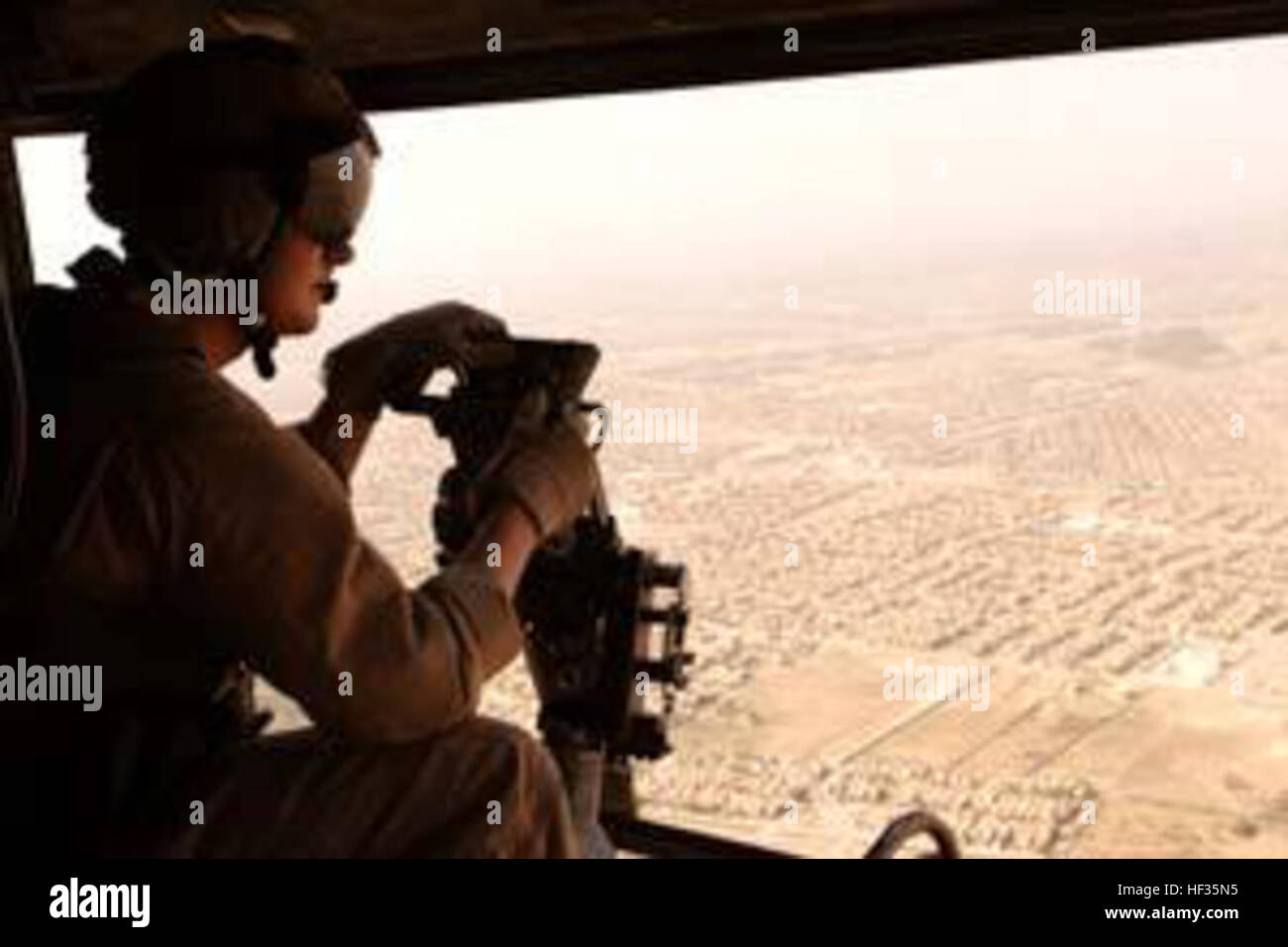 Cpl. Daniel J. Basan, un UH-1N Huey capo equipaggio con Marine Attacco leggero elicottero Squadron 367, terzo aeromobile Marina Wing (avanti), scandisce l'orizzonte per attività di nemico per le strade di Baghdad. E Hueys AH-1W Super Cobras cerchio il cielo sopra la città capitale di Iraq, fornendo protezione dell'antenna per le forze della coalizione hanno condurre operazioni di combattimento per le strade di seguito. 'Say ciao al mio piccolo amico' - Scarface attività mantenere le strade di Baghdad DVIDS sicuro97944 Foto Stock