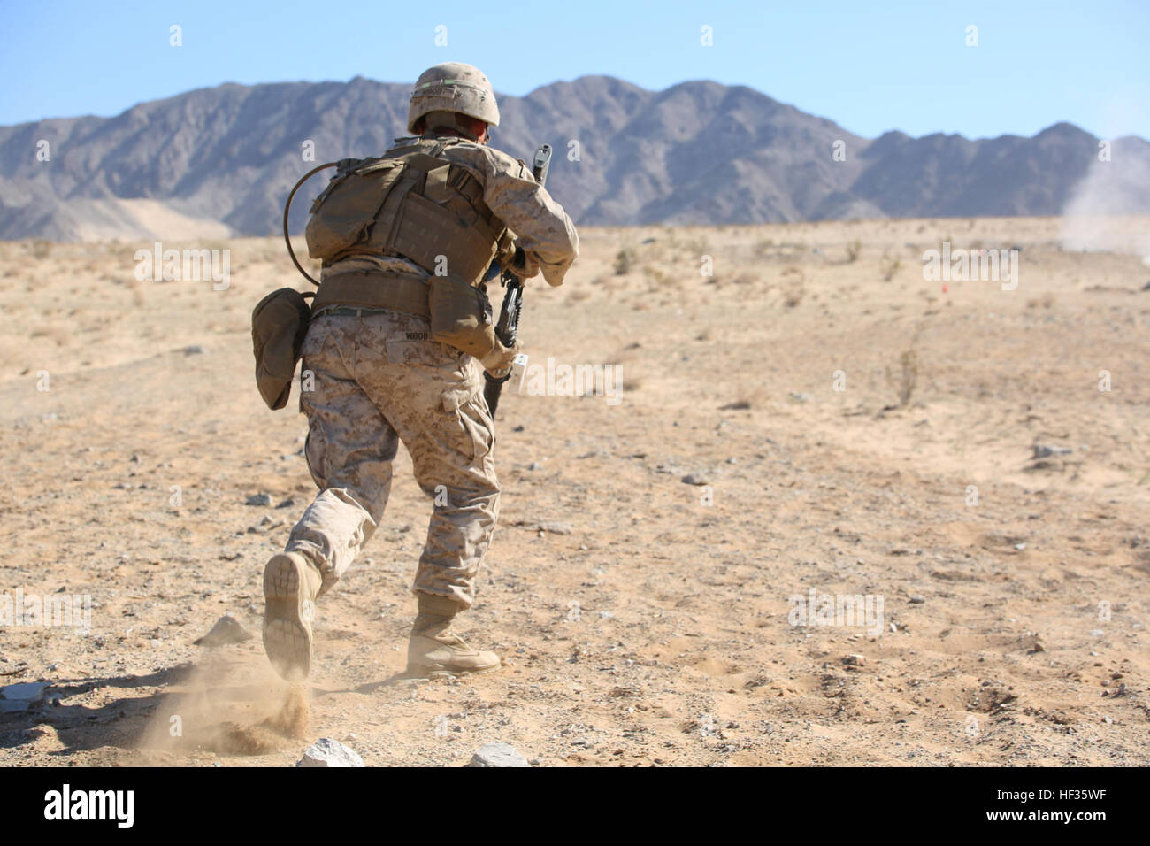 Cpl. John W. Wood, granatiere, società A, il combattimento a terra integrati elemento Task Force, avanza verso il basso gamma durante un Marine Corps Prova di funzionamento e di attività di valutazione di valutazione alla gamma 107, Marine Corps Air Ground Centro di combattimento ventinove Palms, California, 4 aprile 2015. Da ottobre 2014 a luglio 2015, il GCEITF sarà condotta individuale e collettivo di competenze di livello di formazione in designato il combattimento a terra i bracci di specialità professionali al fine di facilitare la basata su standard di valutazione della prestazione fisica di Marines in simulato un ambiente operativo di eseguire specifiche pettine per messa a terra Foto Stock