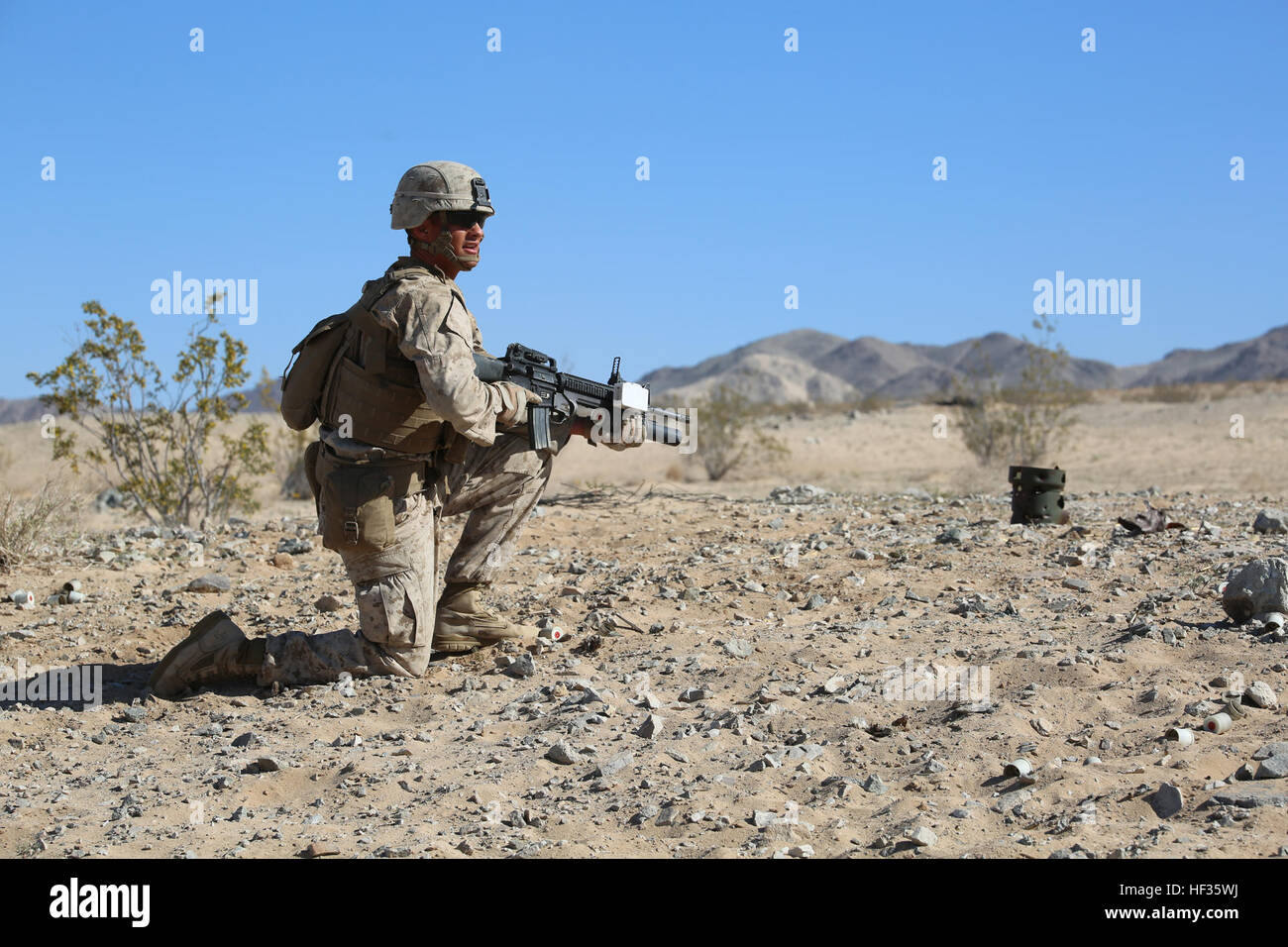 Cpl. John W. Wood, granatiere, società A, il combattimento a terra integrati elemento Task Force, si prepara a impegnarsi obiettivi verso il basso gamma durante un Marine Corps Prova di funzionamento e di attività di valutazione di valutazione alla gamma 107, Marine Corps Air Ground Centro di combattimento ventinove Palms, California, 4 aprile 2015. Da ottobre 2014 a luglio 2015, il GCEITF sarà condotta individuale e collettivo di competenze di livello di formazione in designato il combattimento a terra i bracci di specialità professionali al fine di facilitare la basata su standard di valutazione della prestazione fisica di Marines in simulato un ambiente operativo eseguendo specif Foto Stock