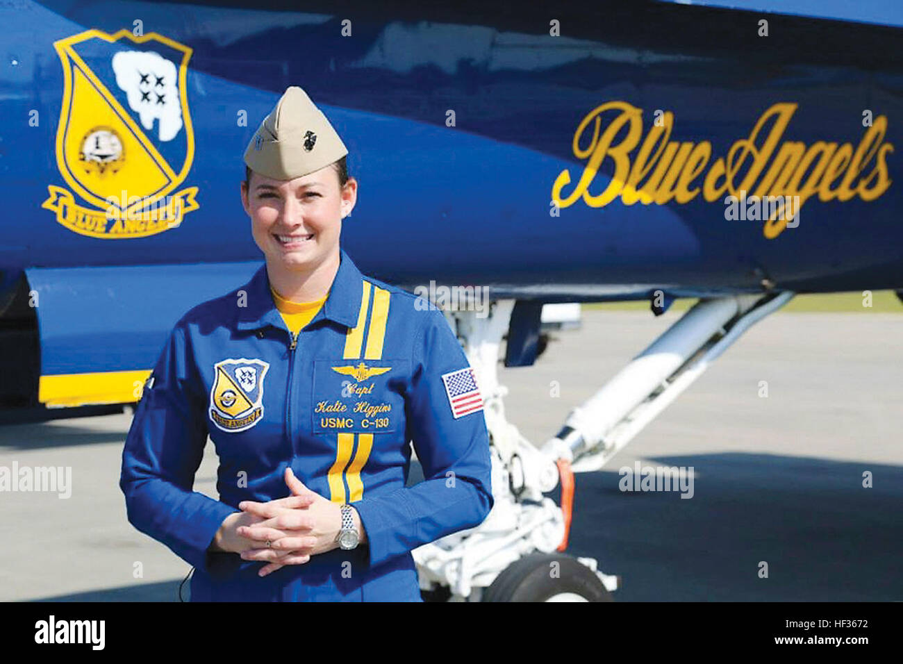 Marine Capt. Katie Higgins, la prima donna pilota con gli Stati Uniti Navy dimostrazione di volo squadrone, o Blue Angels, parla con i media a bordo Marine Corps Air Station Beaufort, S.C., Aprile 9, 2015. Il Severna Park, Md., nativo, è ora il pilota più recente di " Fat Albert,' un C-130 Hercules volato da Blue Angels. (U.S. Marine Corps photo by Lance Cpl. Olivia G. Ortiz/RILASCIATO) Higgins prende il volo, fa storia 150423-M-SB674-002 Foto Stock