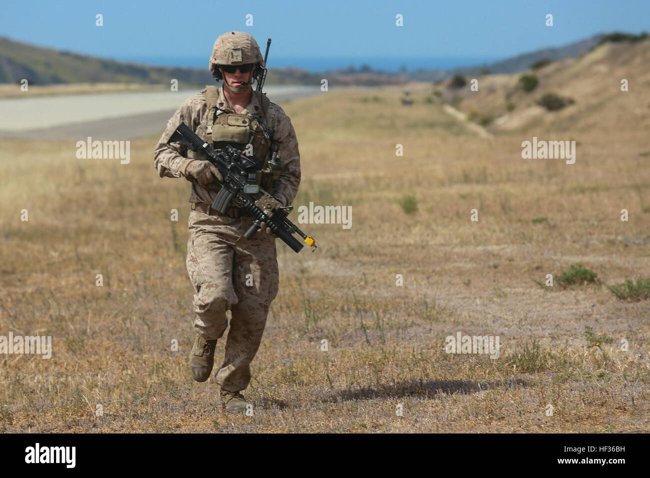 Stati Uniti Marine Sgt. Justin Jobin scout fuori un posto di osservazione durante la certificazione Esercizio (CERTEX) a bordo di Camp Pendleton, California, 10 aprile 2015. Jobin è un leader di squadra con 1 luce ricognizione corazzato, xv Marine Expeditionary Unit. I marines della 1a LAR treno costantemente a migliorare le proprie competenze e la propria efficacia in combattimento come una unità. (U.S. Marine Corps foto di Sgt. Jamean Berry/RILASCIATO) laminazione profondo con la LAR 150410-M-GC438-029 Foto Stock