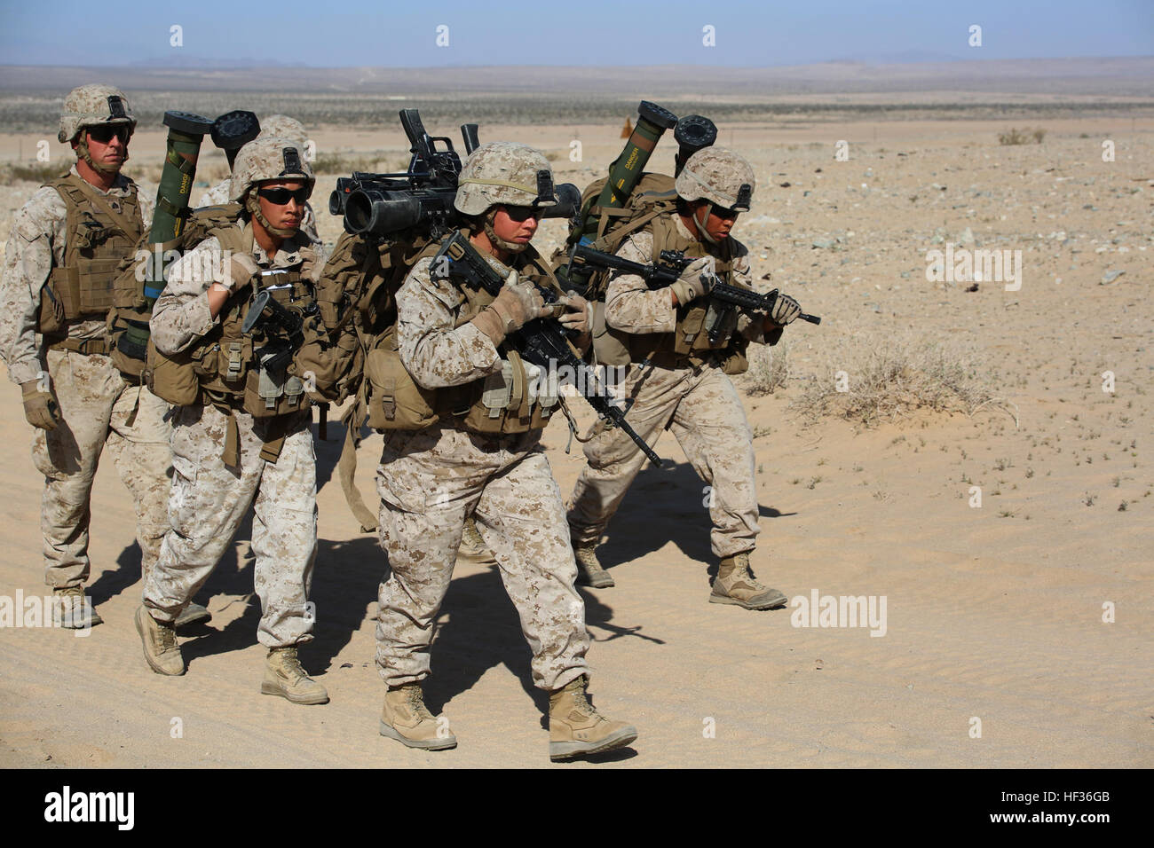 Marines con sezione Anti-Armor, armi Company, il combattimento a terra integrati elemento Task Force, condurre una squadra movimento durante un Marine Corps Prova di funzionamento e di attività di valutazione di valutazione alla gamma 107, Marine Corps Air Ground Centro di combattimento ventinove Palms, California, 11 aprile 2015. Da ottobre 2014 a luglio 2015, il GCEITF sarà condotta individuale e collettivo di competenze di livello di formazione in designato il combattimento a terra i bracci di specialità professionali al fine di facilitare la basata su standard di valutazione della prestazione fisica di Marines in simulato un ambiente operativo eseguendo specif Foto Stock