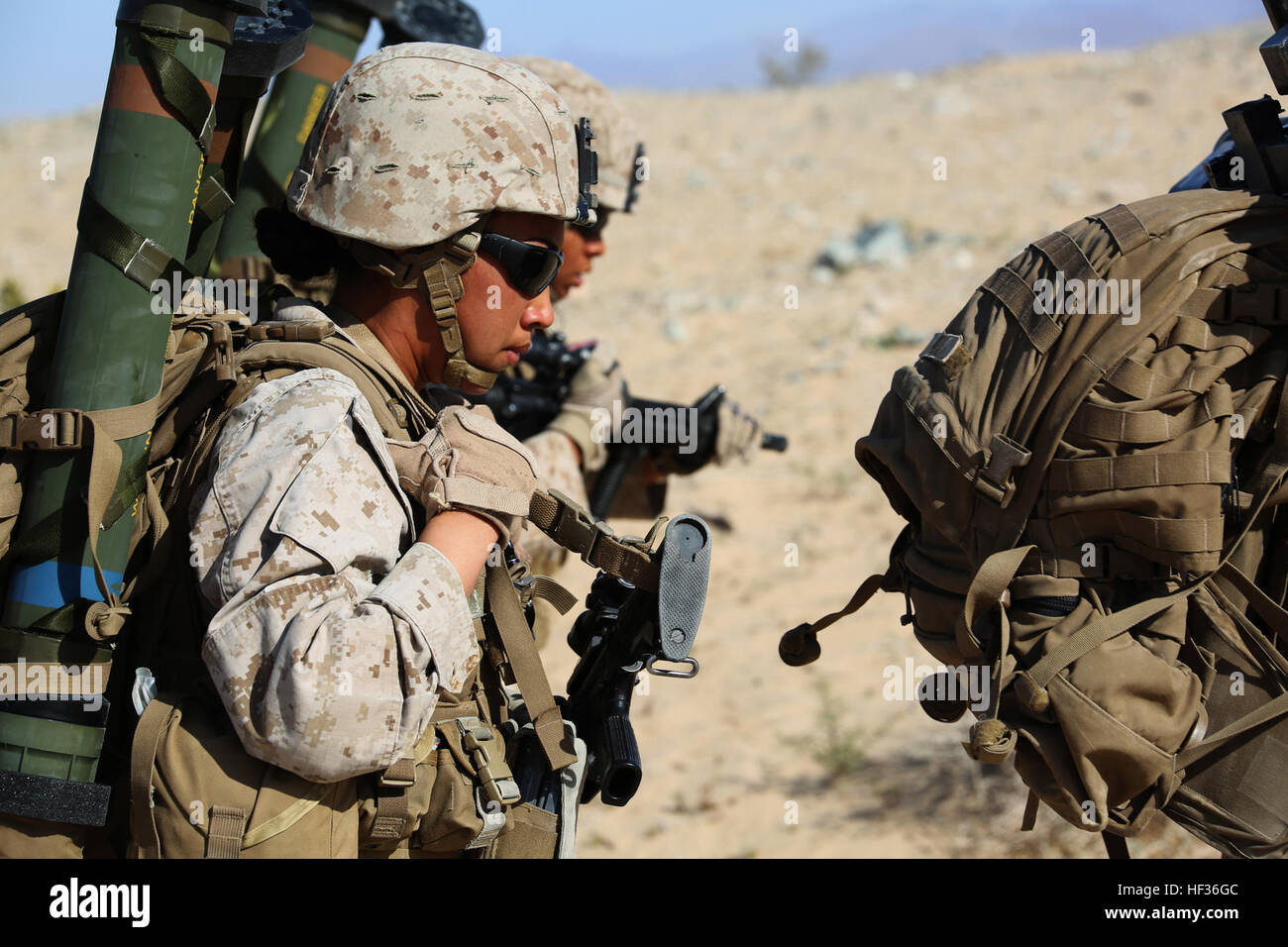 Sgt. Emma Bringas, anti-serbatoio missileman, Sezione Anti-Armor, armi Company, il combattimento a terra integrati elemento Task Force, esegue un movimento di squadra durante un Marine Corps Prova di funzionamento e di attività di valutazione di valutazione alla gamma 107, Marine Corps Air Ground Centro di combattimento ventinove Palms, California, 11 aprile 2015. Da ottobre 2014 a luglio 2015, il GCEITF sarà condotta individuale e collettivo di competenze di livello di formazione in designato il combattimento a terra i bracci di specialità professionali al fine di facilitare la basata su standard di valutazione della prestazione fisica di Marines in un funzionamento simulato Foto Stock