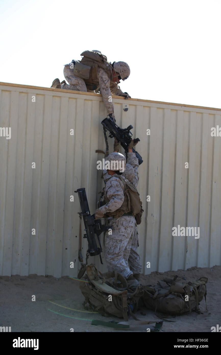 Sgt. Maya Marin C. Garnica centrale posteriore, anti-serbatoio missileman, Sezione Anti-Armor, armi Company, il combattimento a terra integrati elemento Task Force, mani Cpl. Janelle Lopez, superiore anti-serbatoio missileman, Sezione Anti-Armor, armi Co., GCEITF, una MK153 spalla-lanciato multipurpose assault arma (SMAW) durante un Marine Corps Prova di funzionamento e di attività di valutazione di valutazione alla gamma 107, Marine Corps Air Ground Centro di combattimento ventinove Palms, California, 11 aprile 2015. Da ottobre 2014 a luglio 2015, il GCEITF sarà condotta individuale e collettivo di competenze di livello di formazione in terra designata com Foto Stock