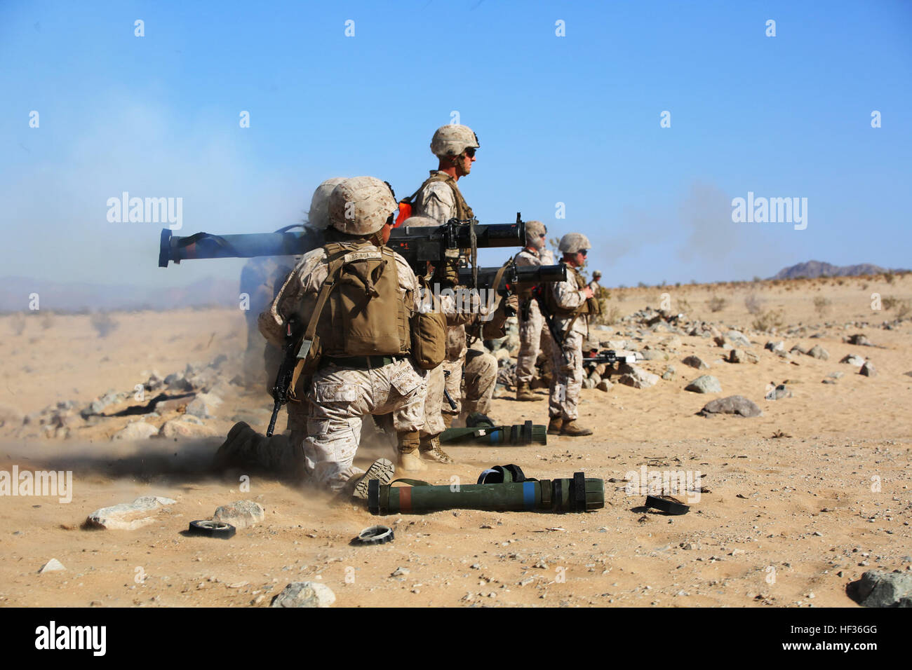 Marines con sezione Anti-Armor, armi Company, il combattimento a terra integrati elemento Task Force, fire MK153 spalla-lanciato multipurpose assault arma (SMAW) durante un Marine Corps Prova di funzionamento e di attività di valutazione di valutazione alla gamma 107, Marine Corps Air Ground Centro di combattimento ventinove Palms, California, 11 aprile 2015. Da ottobre 2014 a luglio 2015, il GCEITF sarà condotta individuale e collettivo di competenze di livello di formazione in designato il combattimento a terra i bracci di specialità professionali al fine di facilitare la basata su standard di valutazione della prestazione fisica di Marines in una simul Foto Stock