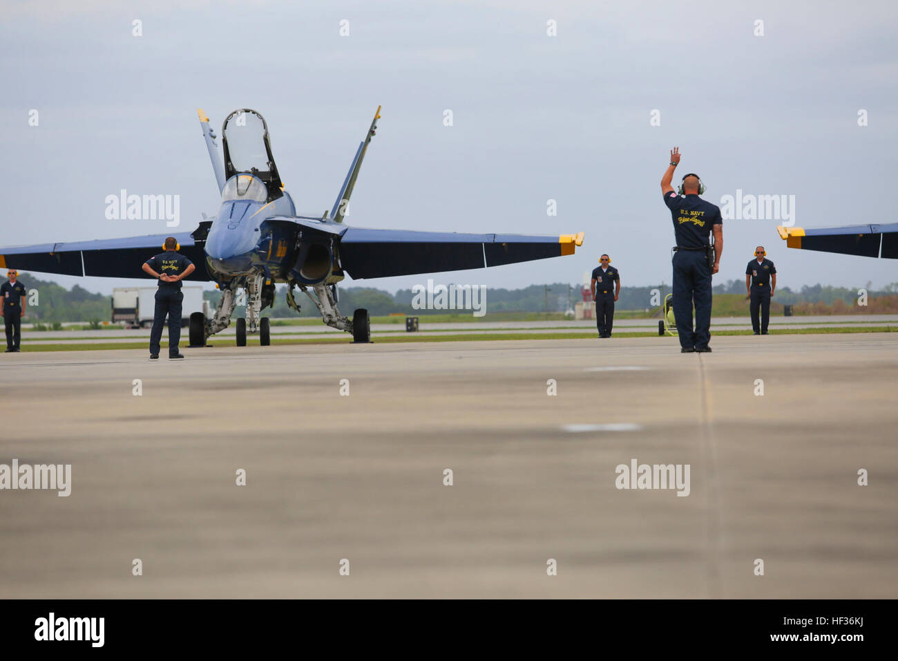 La Naval dimostrazione di volo squadrone, Blue Angels, prepararsi ad eseguire durante il 2015 Air Show a bordo di Marine Corps Air Station Beaufort, S.C., 12 aprile 2015. I partecipanti locali esperienza cibo locale, aeromobili statica visualizza e le prestazioni da parte del governo degli STATI UNITI La marina di dimostrazione di volo squadrone, Blue Angels, e numerosi altri aerei militari e civili. (U.S. Marine Corps photo by Lance Cpl. Olivia G. Ortiz/RILASCIATO) 2015 MCAS Beaufort Air Show 041215-M-CG676-189 Foto Stock