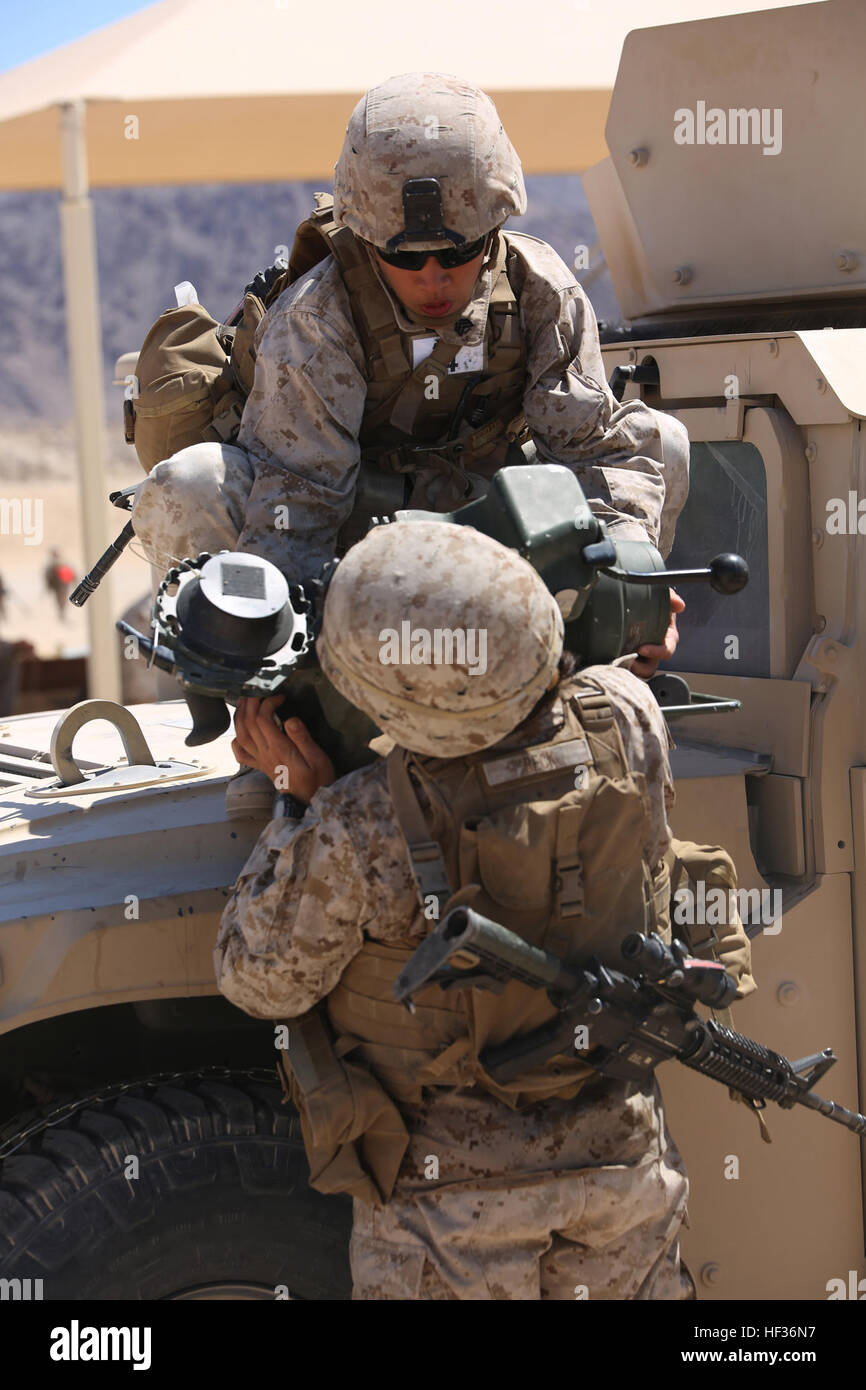Sgt. Danielle V. Beck, inferiore anti-serbatoio missileman, Sezione Anti-Armor, armi Company, il combattimento a terra integrati elemento Task Force, mani Sgt. Emma A. Bringas, superiore anti-serbatoio missileman, Sezione Anti-Armor, armi Co., GCEITF, parte di un M41A4 Saber lanciamissili ad essere montato durante un Marine Corps Prova di funzionamento e di attività di valutazione di valutazione alla gamma 107, Marine Corps Air Ground Centro di combattimento ventinove Palms, California, 12 aprile 2015. Da ottobre 2014 a luglio 2015, il GCEITF sarà condotta individuale e collettivo di competenze di livello di formazione in terra designata la lotta contro le armi occupa Foto Stock