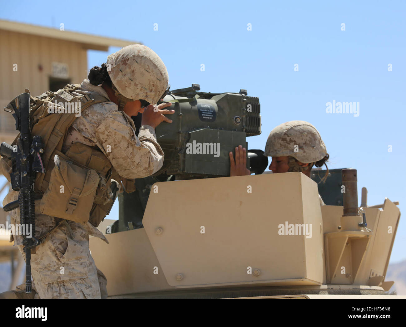 Sergenti Emma A. Bringas, sinistra e Maya Marin C. Garnica sia anti-serbatoio missilemen con sezione Anti-Armor, armi Company, il combattimento a terra integrati elemento Task Force, fissare un M41A4 Saber lanciamissili sulla cima di un Humvee durante un Marine Corps Prova di funzionamento e di attività di valutazione di valutazione alla gamma 107, Marine Corps Air Ground Centro di combattimento ventinove Palms, California, 12 aprile 2015. Da ottobre 2014 a luglio 2015, il GCEITF sarà condotta individuale e collettivo di competenze di livello di formazione in designato il combattimento a terra i bracci di specialità professionali al fine di facilitare le norme-bas Foto Stock