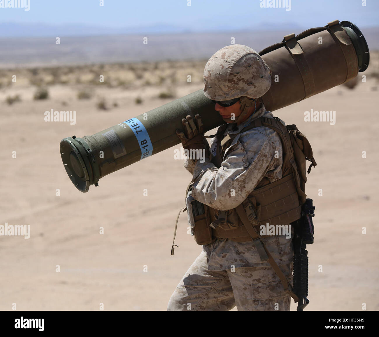 Sgt. Maya Marin C. Garnica anti-serbatoio missileman, Sezione Anti-Armor, armi Company, il combattimento a terra integrati elemento Task Force, porta un tubo-lanciato, otticamente tracciabile, filo-missili guidati alla linea di cottura durante un Marine Corps Prova di funzionamento e di attività di valutazione di valutazione alla gamma 107, Marine Corps Air Ground Centro di combattimento ventinove Palms, California, 12 aprile 2015. Da ottobre 2014 a luglio 2015, il GCEITF sarà condotta individuale e collettivo di competenze di livello di formazione in designato il combattimento a terra i bracci di specialità professionali al fine di facilitare le norme-basato assessme Foto Stock