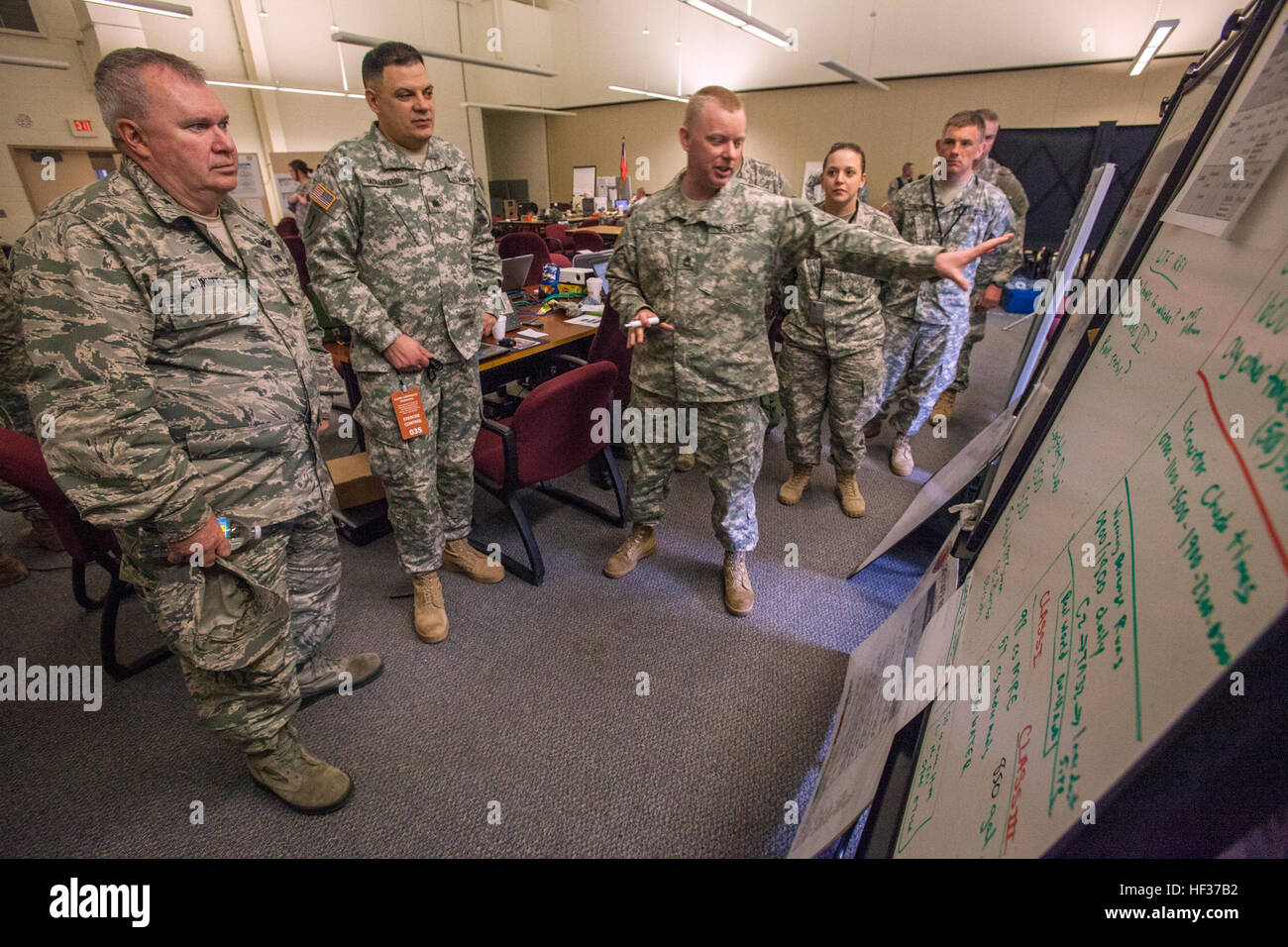 Brig. Gen. Michael L. Cunniff, sinistra l'aiutante feneral del New Jersey, ascolta come task force aggiornamento soldati di lui sulla scala completa patria Forza risposta esercizio di unità provenienti dal New Jersey e New York Esercito e Air National Guard a base comuneGuire-Dix Mc-Lakehurst, N.J., 17 aprile 2015. Da aprile 14-19, 2015, quasi 600 New Jersey e di New York e dell'esercito dell'aria guardie nazionali hanno partecipato al joint-evento di formazione con New Jersey Office nella gestione delle situazioni di emergenza e New Jersey Polizia di Stato Task Force 1. Le truppe sono parte di una catastrofe regionale Forza di risposta preparato a rispondere Foto Stock