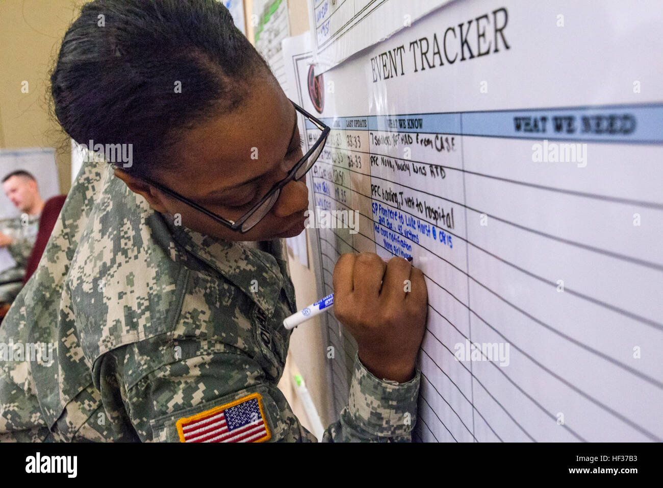 Pfc. Joanne Howard, 27 della brigata di fanteria combattere la squadra, New York Army National Guard, aggiornamenti caso tracker durante una scala piena patria Forza risposta esercizio di unità provenienti dal New Jersey e New York Esercito e Air National Guard a base comuneGuire-Dix Mc-Lakehurst, N.J., 17 aprile 2015. Da aprile 14-19, 2015, quasi 600 New Jersey e di New York e dell'esercito dell'aria guardie nazionali hanno partecipato al joint-evento di formazione con New Jersey Office nella gestione delle situazioni di emergenza e New Jersey Polizia di Stato Task Force 1. Le truppe sono parte di una catastrofe regionale Forza di risposta preparato per rispondere alle Foto Stock