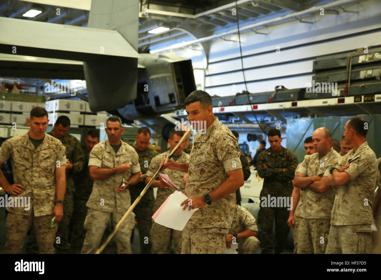 Stati Uniti Marines con il quindicesimo Marine Expeditionary Unit preparare per un assalto anfibio con una prova di concetto praticare durante la certificazione Esercizio (CERTEX) a bordo della USS Essex (LHD 2) al largo della costa di San Diego il 18 aprile 2015. L'assalto anfibio è l'ultimo evento su larga scala di CERTEX. L ASSALTO coinvolge tutte e tre le navi della Essex anfibio gruppo pronto - USS Essex, USS ancoraggio (23 LPD) e USS Rushmore (LSD 47) - e centinaia di Marines per sbarco sulla spiaggia su Camp Pendleton, California (U.S. Marine Corps photo by Staff Sgt. Miguel Carrasco/RILASCIATO) sempre pronto, XV MEU Marines pre Foto Stock