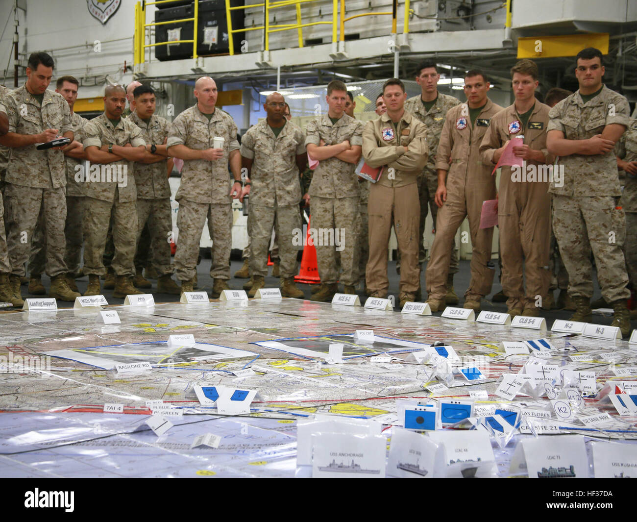 Stati Uniti Marines con il quindicesimo Marine Expeditionary Unit preparare per un assalto anfibio con una prova di concetto praticare durante la certificazione Esercizio (CERTEX) a bordo della USS Essex (LHD 2) al largo della costa di San Diego il 18 aprile 2015. L'assalto anfibio è l'ultimo evento su larga scala di CERTEX. L ASSALTO coinvolge tutte e tre le navi della Essex anfibio gruppo pronto - USS Essex, USS ancoraggio (23 LPD) e USS Rushmore (LSD 47) - e centinaia di Marines per sbarco sulla spiaggia su Camp Pendleton, California (U.S. Marine Corps photo by Staff Sgt. Miguel Carrasco/RILASCIATO) sempre pronto, XV MEU Marines pre Foto Stock