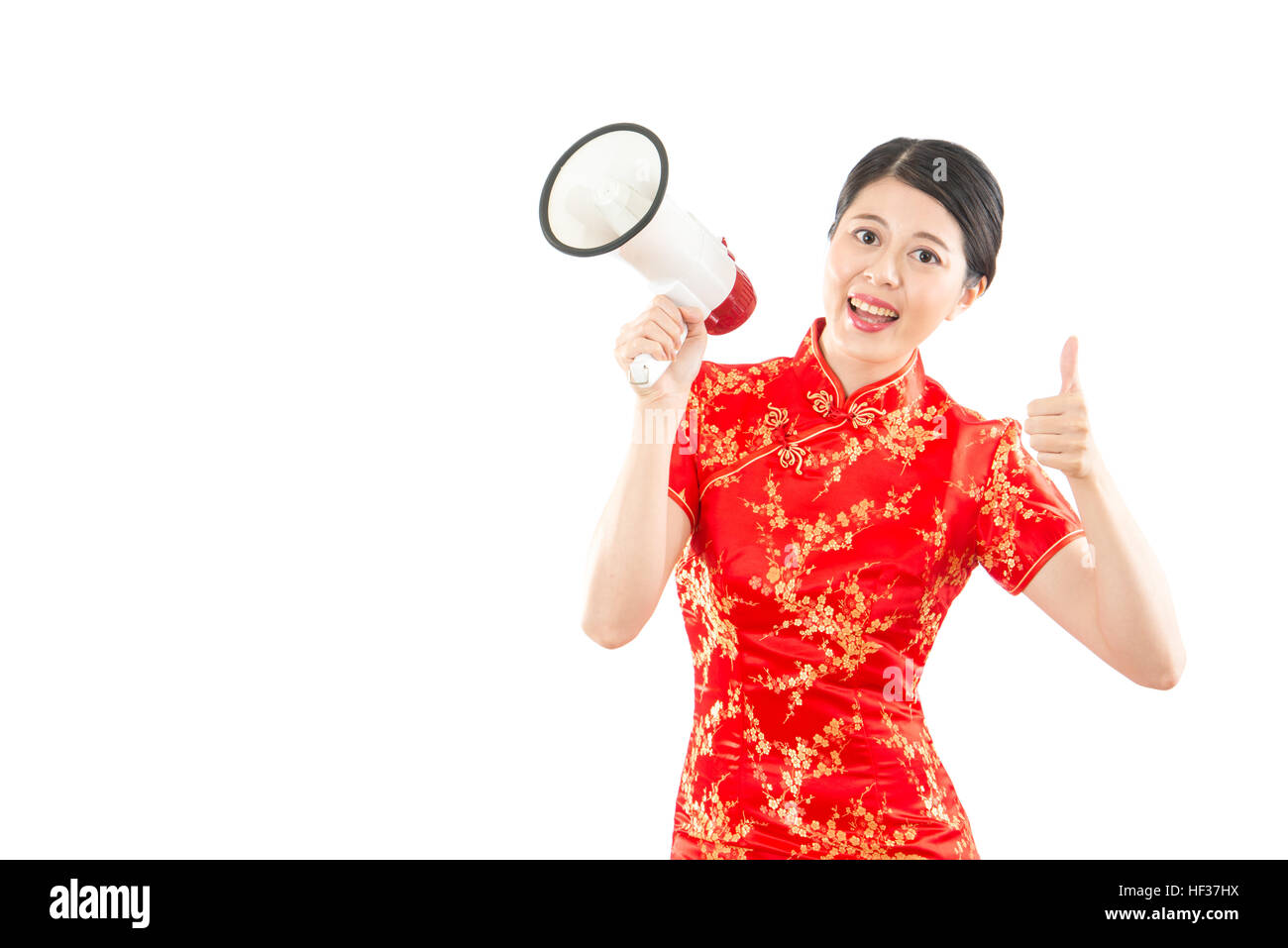 Donna cinese holding altoparlante e pollice su buone notizie per il nuovo anno cinese. isolato su sfondo bianco. razza mista modello asiatico. Foto Stock
