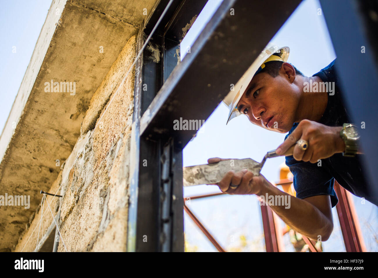 Philippine Air Force 1 Lt. Felmark Arcaeal stucco posti sulla parete durante la costruzione di una classe presso la Santa di Lourdes di alta scuola in Puerto Princesa, Filippine, come parte del civico umanitario progetti di assistenza durante la fase di esercizio Balikatan 2015 aprile 20. L'esercizio fornisce un opportunità per Philippine, Australia e Stati Uniti le forze per continuare a rafforzare le relazioni e lavorare insieme. (U.S. Marine Corps photo by Lance Cpl. Wesley Timm/RILASCIATO) Philippine, Australia e Stati Uniti Forze di continuare a costruire spalla a spalla 150420-M-AR450-364 Foto Stock