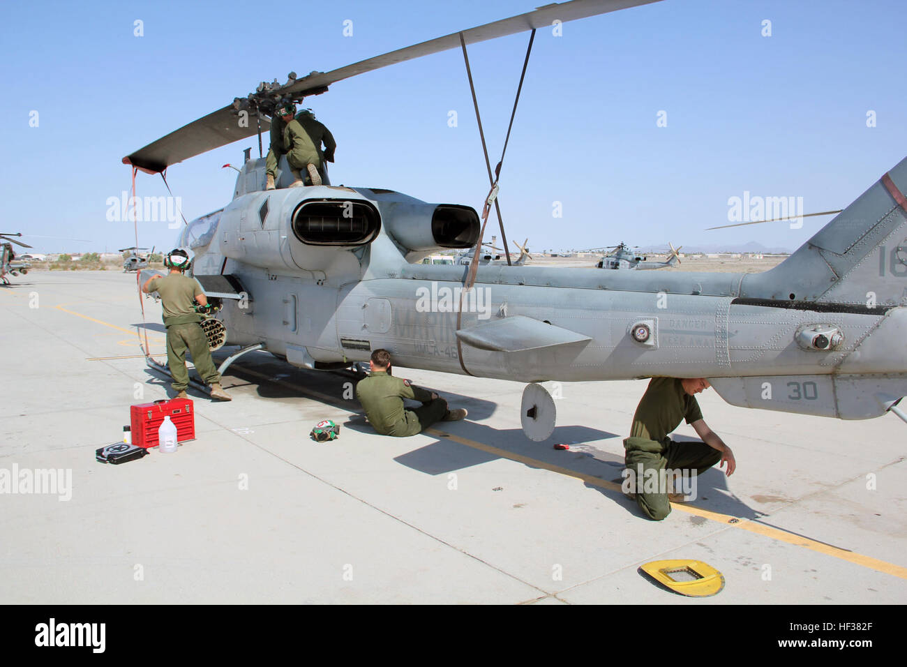 Meccanico aeronautico Marines con Marine Aviation di armi e tattiche del squadron 1 ispezionare un AH-1W Super elicottero Cobra durante una routine di ispezione di manutenzione durante la selezione di armi e tattiche Instructor 2-15 a bordo Marine Corps Air Station Yuma, Ariz., 22 aprile 2015. Gli interventi di manutenzione che essi forniscono assicura che tutti i candidati pilota di completare ogni missione in modo sicuro. WTI è di sette settimane di corso ospitato da MAWTS-1 che fornisce funzionalità avanzate di addestramento tattico per certificare i piloti marittimi come armi tattiche e istruttori, la loro preparazione per tornare alla flotta e servire in chiave formazione ufficiale di billette. (U.S. Mar Foto Stock