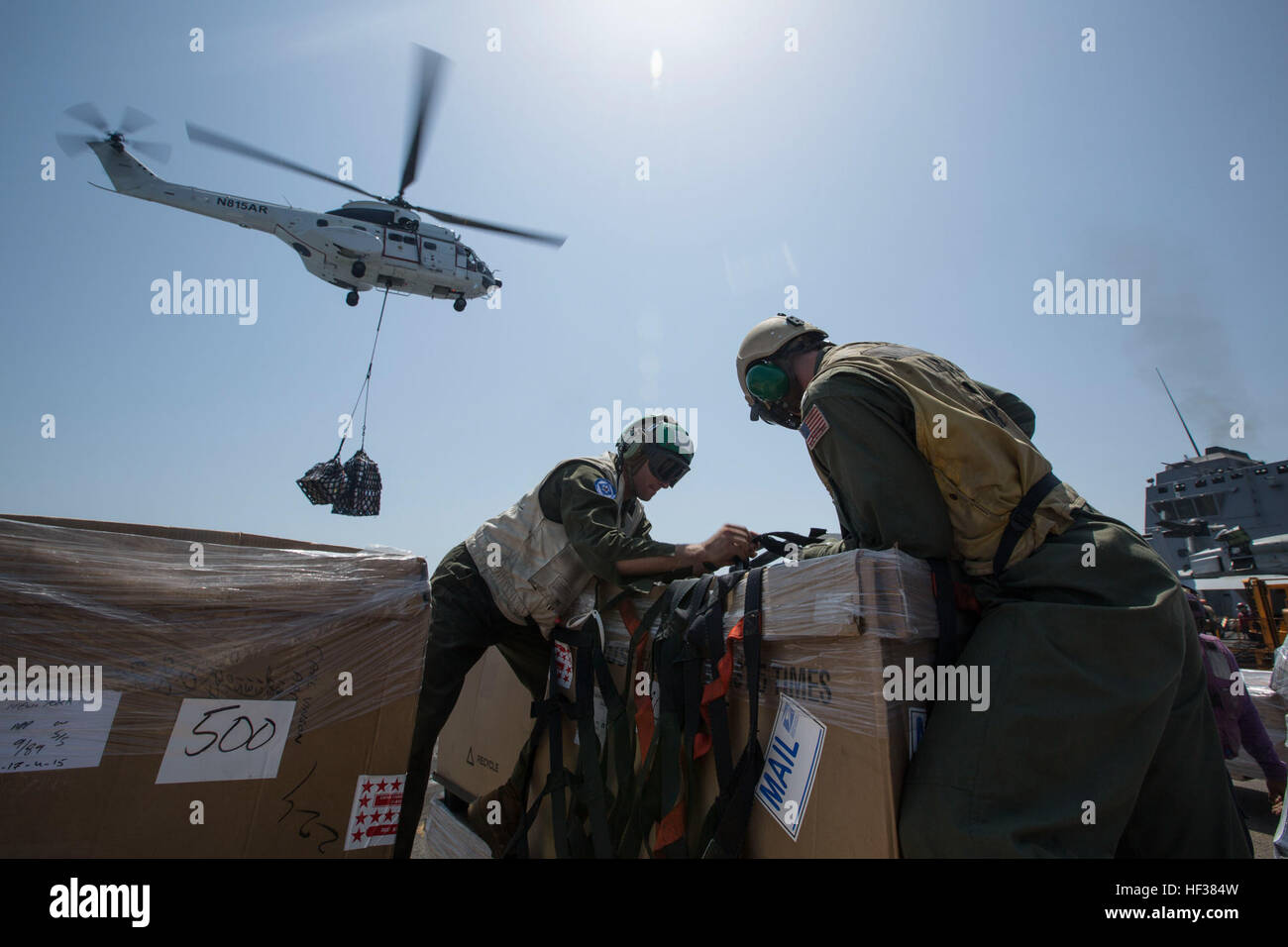 Lt. Michael Osterhaus, a destra, un air boss con l'Iwo Jima Amphibious pronto il gruppo e Cpl. Giuseppe Dibuono, una cellula tiltrotor meccanico con un mezzo marino Tiltrotor Squadron 365, 24 Marine Expeditionary Unit, disimballare una paletta di forniture durante un rifornimento verticale in mare sul trasporto anfibio dock nave USS New York (LPD 21), 24 aprile 2015. Il ventiquattresimo MEU è imbarcata sulle navi di Iwo Jima ARG e viene distribuito per mantenere la sicurezza regionale negli Stati Uniti Quinta Flotta Area di operazioni. (U.S. Marine Corps foto di Cpl. Todd F. Michalek/RILASCIATO) XXIV MEU, verticale in corrispondenza di rifornimento Foto Stock