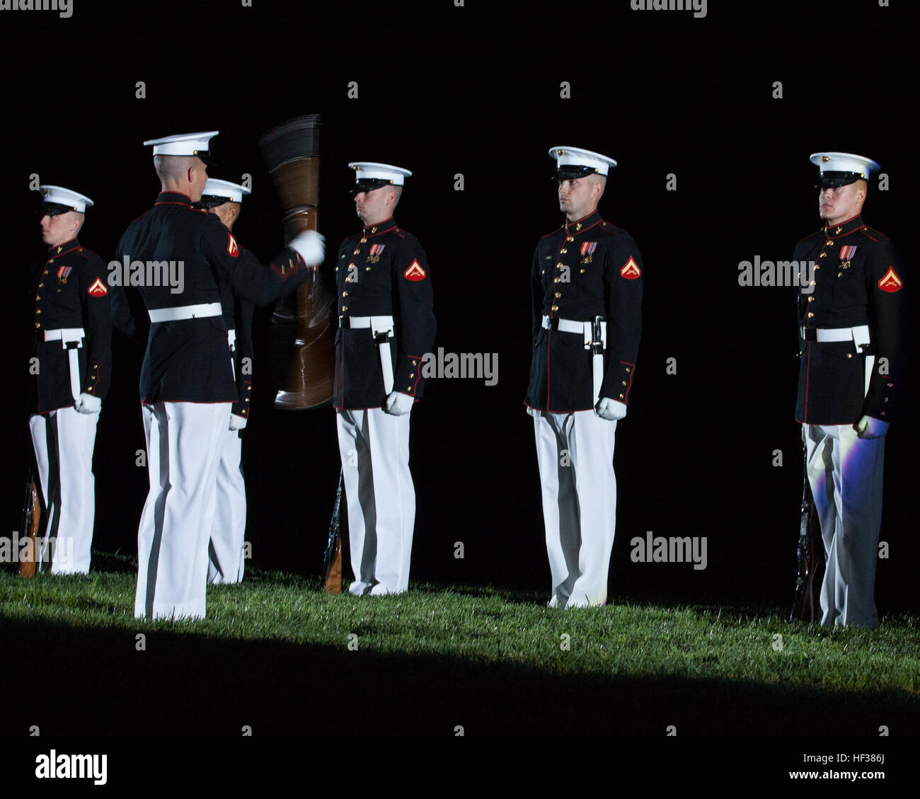 Un U.S. Marine con il Marine Corps Silent Drill Platoon esegue durante gli amici e la famiglia sfilata serale a caserma marini Washington, Washington D.C., 24 aprile 2015. La parate, che si terrà venerdì notte durante i mesi estivi sono un mezzo di onorare gli alti funzionari, illustri cittadini e sostenitori del Marine Corps. (U.S. Marine Corps photo by Lance Cpl. Samantha K. Draughon/ Rilasciato) Amici e famiglia sfilata serale a 8 & I 150424-M-EL431-631 Foto Stock