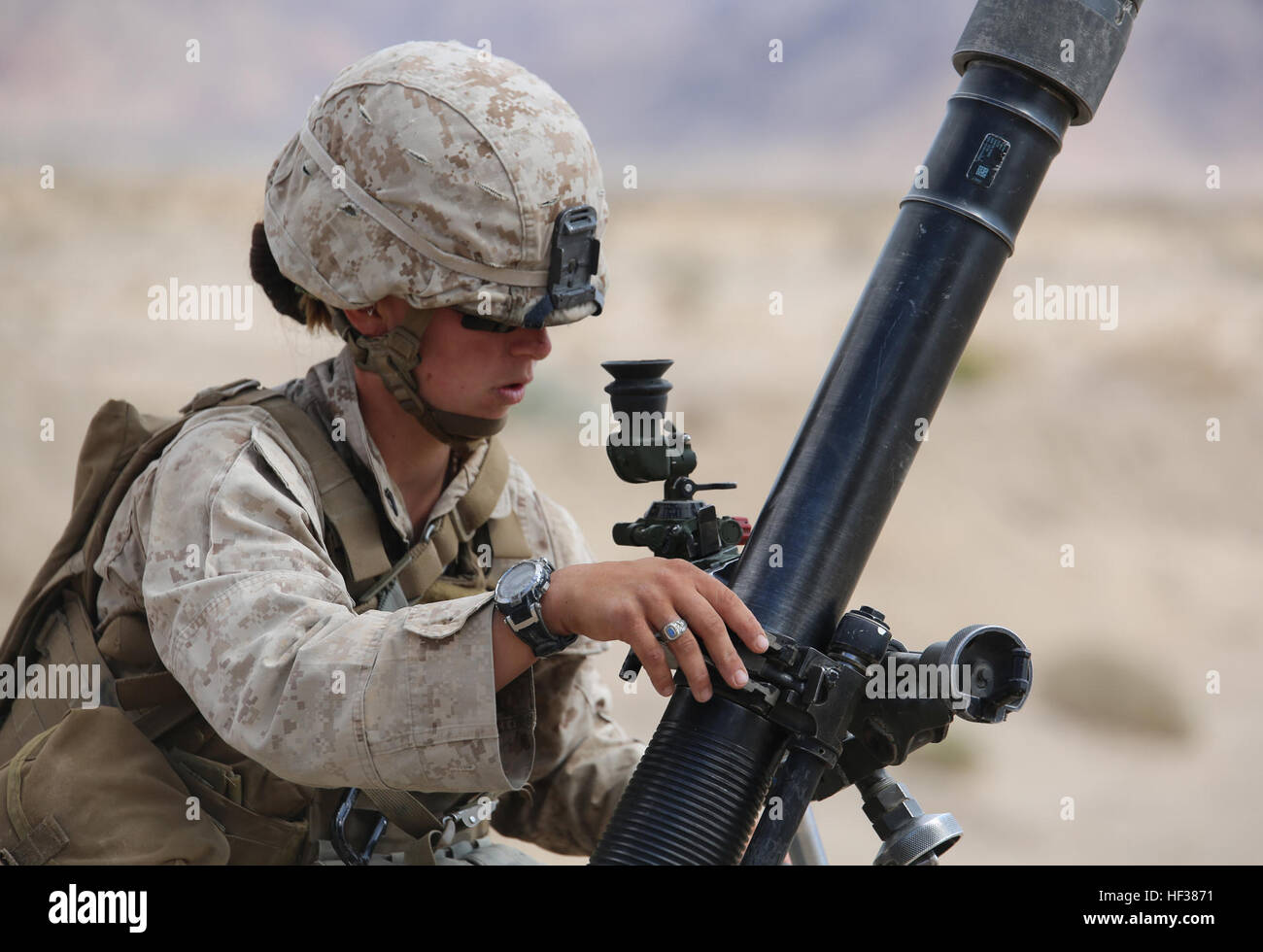 Cpl. Jacklyn Dean, Malta uomo, Malta plotone, armi Company, il combattimento a terra integrati elemento Task Force, fissa un M252 81mm peso medio mortaio durante un Marine Corps Prova di funzionamento e di attività di valutazione di valutazione alla gamma 107, Marine Corps Air Ground Centro di combattimento ventinove Palms, California, 24 aprile 2015. Da ottobre 2014 a luglio 2015, il GCEITF sarà condotta individuale e collettivo di competenze di livello di formazione in designato il combattimento a terra i bracci di specialità professionali al fine di facilitare la basata su standard di valutazione della prestazione fisica di Marines in un funzionamento simulato e Foto Stock