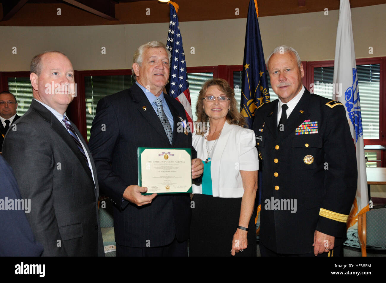 Stati Uniti Esercito il Mag. Gen. R. Martin Umbarger (a destra), aiutante generale di Indiana, e ottavo distretto Congressman Larry Bucshon (sinistra) M.D. presente soldato medaglia da ex esercito Spc. 4i di classe John Sutton (centro), insieme con la moglie Stephanie Sutton, 27 aprile 2015, all'Intelligenza 181st ala, Indiana Air National Guard, Terre Haute, ind. John Sutton si è aggiudicato il soldato medaglia per atti di coraggio e di eroismo impegnati sett. 3, 1969, quando ha rischiato la sua vita per salvare il suo compagno soldato, pilota di elicottero Chief Warrant Officer Richard von Hatten, dal relitto della masterizzazione di un helico abbattuto Foto Stock