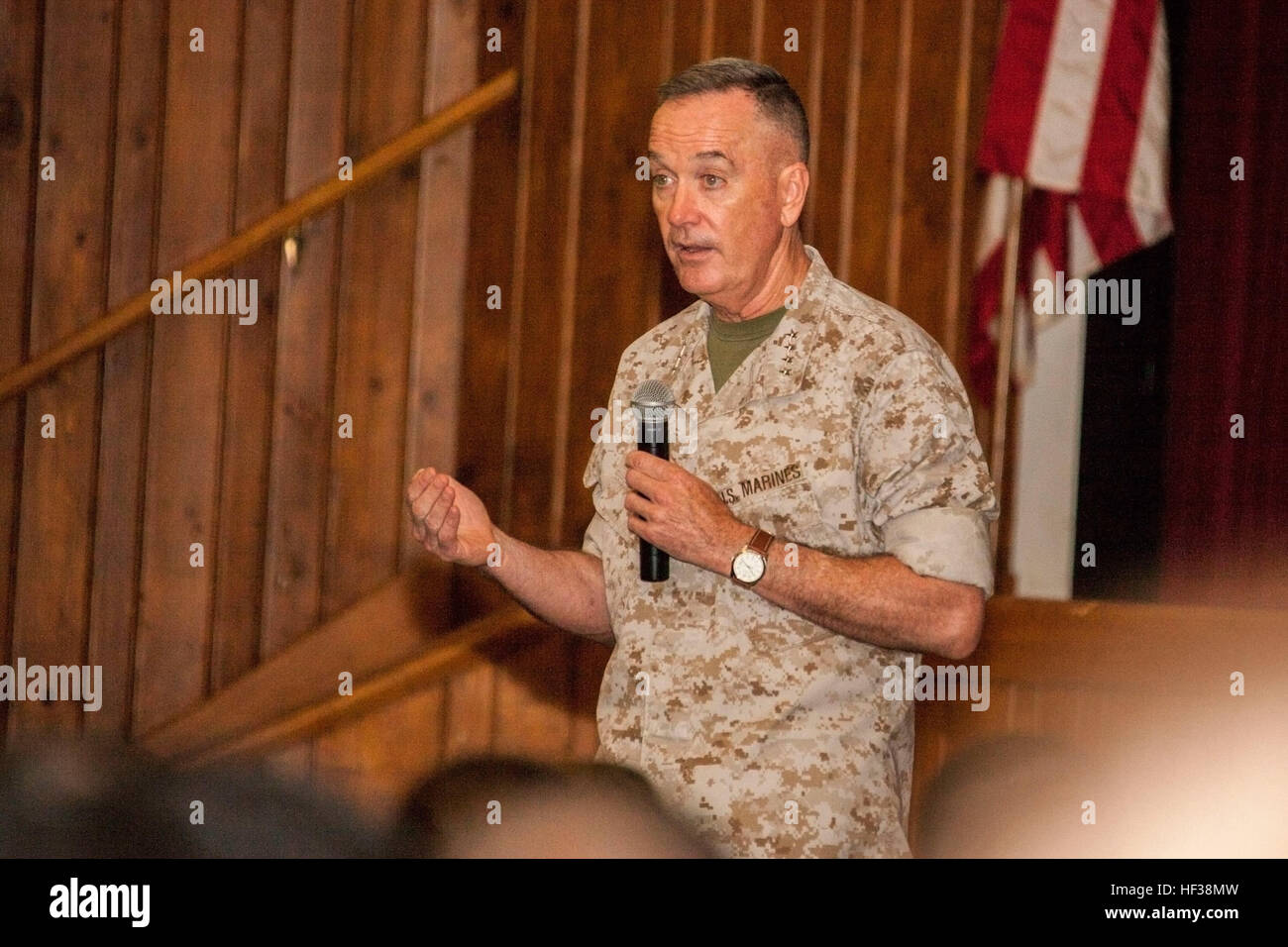 Il comandante del Marine Corps, Gen. Joseph F. Dunford Jr., parla di addetti dislocati all'interno del Marine Corps base Camp Lejeune area alla base teatro di Camp Lejeune, N.C., Aprile 30, 2015. Il comandante e il sergente maggiore dei Marine Corps ha parlato con Marines, marinai e civili e ha risposto a varie domande circa lo stato attuale e futuro del corpo. (U.S. Marine Corps foto di Sgt. Christopher D. Pietra, MCIEAST-MCB CAMLEJ Combattere la telecamera/RILASCIATO) CMC e SMMC visita MCB CAMLEJ 150430-M-così289-003 Foto Stock