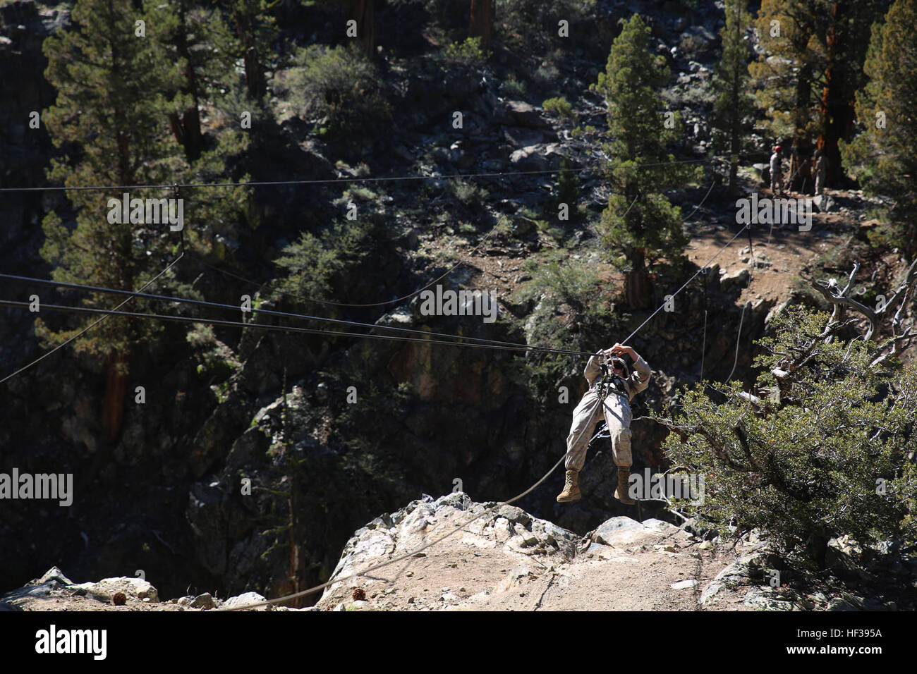 Sgt. Victoria Polonia, mitrailleur, armi Company, il combattimento a terra integrati elemento Task Force, attraversa una gola su una fune durante un pilota Marine Corps Prova di funzionamento e valutazione valutazione di attività a bordo Marine Corps Mountain Warfare Training Center Bridgeport, California, 3 maggio 2015. Da ottobre 2014 a luglio 2015, il GCEITF sarà condotta individuale e collettivo di competenze di livello di formazione in designato il combattimento a terra i bracci di specialità professionali al fine di facilitare la basata su standard di valutazione della prestazione fisica di Marines in simulato un ambiente operativo di eseguire speci Foto Stock