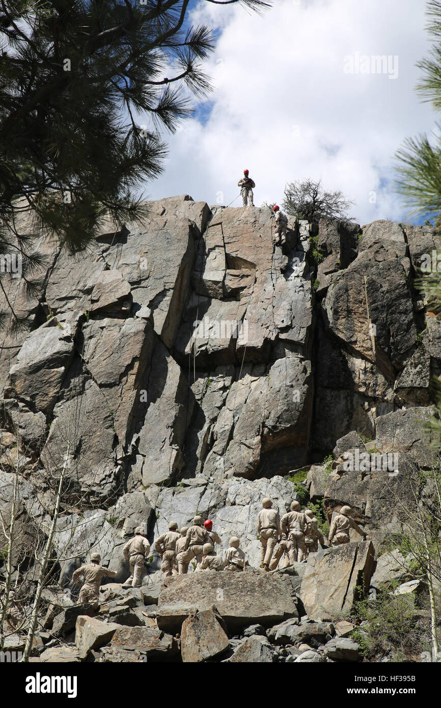 Marines con armi Company, il combattimento a terra integrati elemento Task Force, osservare come un leader di montagna, o "Red Hat" mutandine sulla scalata di un 40-piede scogliera durante un pilota Marine Corps Prova di funzionamento e valutazione valutazione di attività a bordo Marine Corps Mountain Warfare Training Center Bridgeport, California, 3 maggio 2015. Da ottobre 2014 a luglio 2015, il GCEITF sarà condotta individuale e collettivo di competenze di livello di formazione in designato il combattimento a terra i bracci di specialità professionali al fine di facilitare la basata su standard di valutazione della prestazione fisica di Marines in una simulazione di o Foto Stock