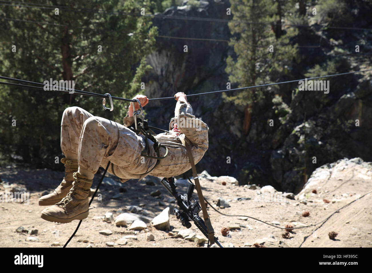 Cpl. Spencer G. Boyd, mitrailleur, armi Company, il combattimento a terra integrati elemento Task Force, si prepara ad attraversare una gola su una fune durante un pilota Marine Corps Prova di funzionamento e valutazione valutazione di attività a bordo Marine Corps Mountain Warfare Training Center Bridgeport, California, 3 maggio 2015. Da ottobre 2014 a luglio 2015, il GCEITF sarà condotta individuale e collettivo di competenze di livello di formazione in designato il combattimento a terra i bracci di specialità professionali al fine di facilitare la basata su standard di valutazione della prestazione fisica di Marines in simulato un ambiente operativo perfor Foto Stock