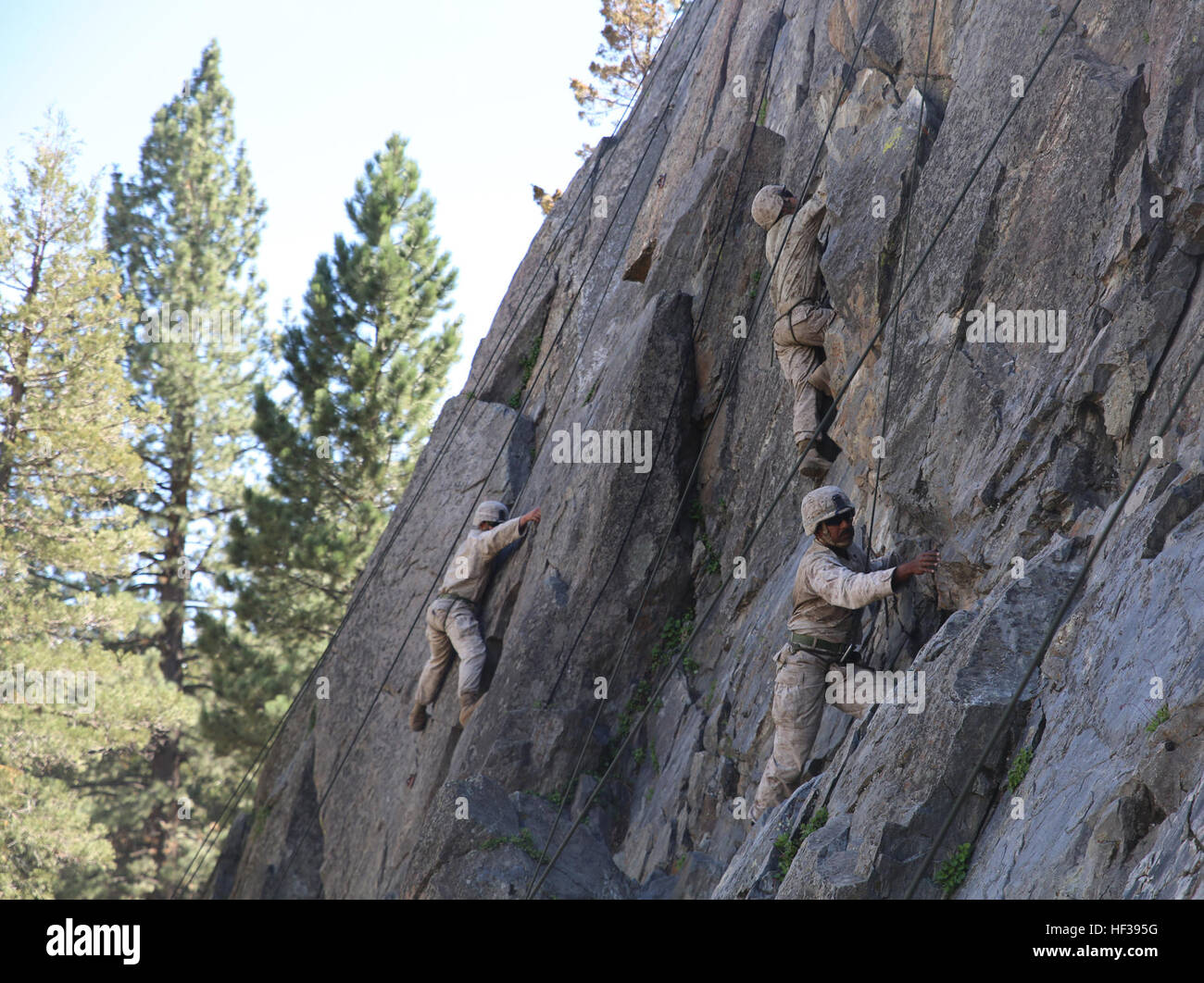 Marines con Alfa Company, il combattimento a terra integrati elemento Task Force, salire a 40-piede scogliera durante un pilota Marine Corps Prova di funzionamento e valutazione valutazione di attività a bordo Marine Corps Mountain Warfare Training Center Bridgeport, California, 3 maggio 2015. Da ottobre 2014 a luglio 2015, il GCEITF sarà condotta individuale e collettivo di competenze di livello di formazione in designato il combattimento a terra i bracci di specialità professionali al fine di facilitare la basata su standard di valutazione della prestazione fisica di Marines in simulato un ambiente operativo eseguendo la massa specifica combat arms tas Foto Stock