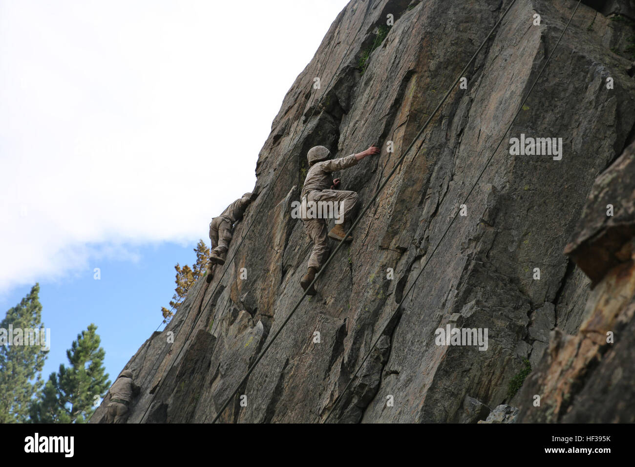 Cpl. Jennifer Arnet, combattere ingegnere, ingegnere plotone, sede e società di servizio, il combattimento a terra integrati elemento Task Force, si arrampica su un 40-piede scogliera durante un pilota Marine Corps Prova di funzionamento e valutazione valutazione di attività a bordo Marine Corps Mountain Warfare Training Center Bridgeport, California, 3 maggio 2015. Da ottobre 2014 a luglio 2015, il GCEITF sarà condotta individuale e collettivo di competenze di livello di formazione in designato il combattimento a terra i bracci di specialità professionali al fine di facilitare la basata su standard di valutazione della prestazione fisica di Marines in una simulazione Foto Stock