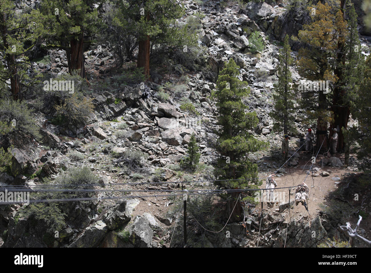 Marines con il combattimento a terra integrati elemento Task Force attraversare una gola su una fune durante un Marine Corps Prova di funzionamento e valutazione valutazione di attività a bordo Marine Corps Mountain Warfare Training Center Bridgeport, California, 5 maggio 2015. Da ottobre 2014 a luglio 2015, il GCEITF sarà condotta individuale e collettivo di competenze di livello di formazione in designato il combattimento a terra i bracci di specialità professionali al fine di facilitare la basata su standard di valutazione della prestazione fisica di Marines in simulato un ambiente operativo eseguendo la massa specifica la lotta contro le armi le attività. (U.S. Marine Foto Stock
