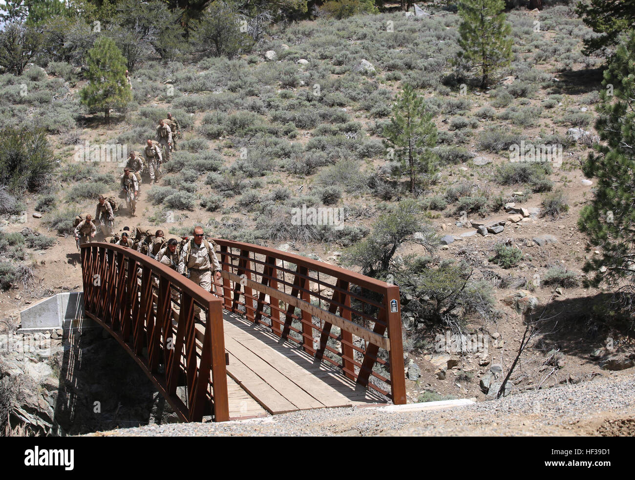 Marines con il combattimento a terra integrati elemento Task Force partono la gola area di intersezione durante un Marine Corps Prova di funzionamento e valutazione valutazione di attività a bordo Marine Corps Mountain Warfare Training Center Bridgeport, California, 5 maggio 2015. Da ottobre 2014 a luglio 2015, il GCEITF sarà condotta individuale e collettivo di competenze di livello di formazione in designato il combattimento a terra i bracci di specialità professionali al fine di facilitare la basata su standard di valutazione della prestazione fisica di Marines in simulato un ambiente operativo eseguendo la massa specifica la lotta contro le armi le attività. (U.S. Foto Stock