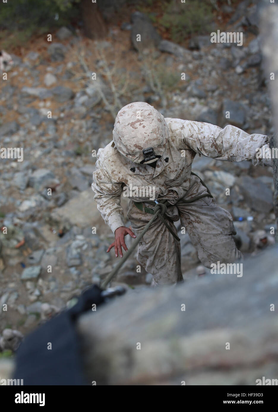 Sgt. Courtney G. Bianco, mitrailleur, armi Company, il combattimento a terra integrati elemento Task Force, scende a 40-piede scogliera durante un pilota Marine Corps Prova di funzionamento e valutazione valutazione di attività a bordo Marine Corps Mountain Warfare Training Center Bridgeport, California, 5 maggio 2015. Da ottobre 2014 a luglio 2015, il GCEITF sarà condotta individuale e collettivo di competenze di livello di formazione in designato il combattimento a terra i bracci di specialità professionali al fine di facilitare la basata su standard di valutazione della prestazione fisica di Marines in simulato un ambiente operativo perfor Foto Stock