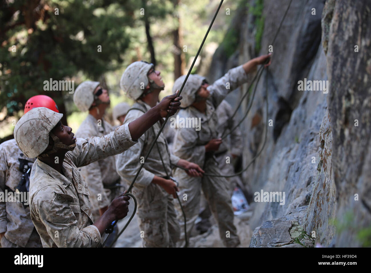 Marines con il combattimento a terra integrati elemento Task Force sosta ai loro partner durante la 40-piede scogliera evento climbing di un durante la Marine Corps Prova di funzionamento e valutazione valutazione di attività a bordo Marine Corps Mountain Warfare Training Center Bridgeport, California, 5 maggio 2015. Da ottobre 2014 a luglio 2015, il GCEITF sarà condotta individuale e collettivo di competenze di livello di formazione in designato il combattimento a terra i bracci di specialità professionali al fine di facilitare la basata su standard di valutazione della prestazione fisica di Marines in simulato un ambiente operativo eseguendo s Foto Stock