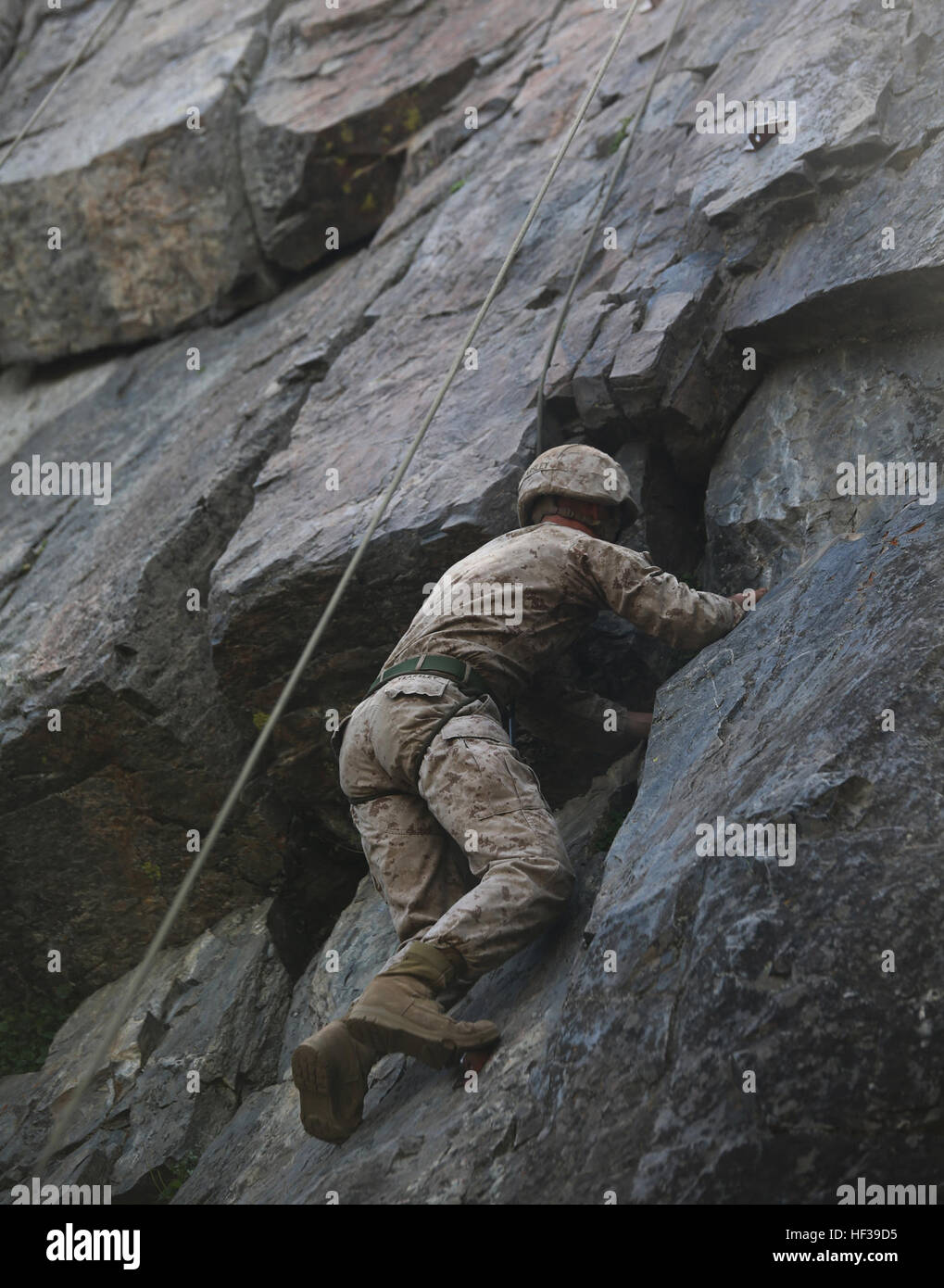 Cpl. La Giordania Yearsley, combattere ingegnere, ingegnere plotone, sede e società di servizio, il combattimento a terra integrati elemento Task Force, si arrampica su un 40-piede scogliera durante un pilota Marine Corps Prova di funzionamento e valutazione valutazione di attività a bordo Marine Corps Mountain Warfare Training Center Bridgeport, California, 5 maggio 2015. Da ottobre 2014 a luglio 2015, il GCEITF sarà condotta individuale e collettivo di competenze di livello di formazione in designato il combattimento a terra i bracci di specialità professionali al fine di facilitare la basata su standard di valutazione della prestazione fisica di Marines in una simula Foto Stock