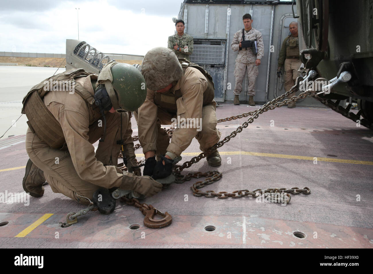 Marines con assalto anfibio veicolo plotone, la società B, il combattimento a terra integrati elemento Task Force, fissare un AAV al ponte di una Landing Craft Air Cushion o LCAC, dall assalto unità artigianali 5 durante un test pilota il 9 maggio 2015, presso l'ACU-5 rampa, Marine Corps base Camp Pendleton, California. Il GCEITF AAV plotone di esecuzione è la fase finale del loro Marine Corps Prova di funzionamento e valutazione valutazione di attività da condurre la spiaggia e le attività a base acquosa. Da ottobre 2014 a luglio 2015, il GCEITF sarà condotta individuale e collettivo di competenze di livello di formazione in terra designata la lotta contro le armi Foto Stock