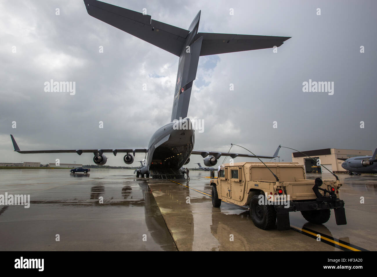 Soldati con la sede e Sede Società, cinquantesimo della brigata di fanteria combattere la squadra, New Jersey Esercito Nazionale Guardia, caricare un Humvee su un C-17 Globemaster III dal New York Air National Guard's 105Airlift Wing durante un esercizio di distribuzione in corrispondenza del giunto di baseGuire-Dix Mc-Lakehurst, N.J., 11 maggio 2015. L'esercizio, parte dell'unità di addestramento annuale, è stato quello di testare la capacità di trasporto del cinquantesimo IBCT. (U.S. Air National Guard foto di Master Sgt. Riferimento C. Olsen/RILASCIATO) NJNG i veicoli di carico e i soldati a C-17 150511-Z-AL A508-058 Foto Stock