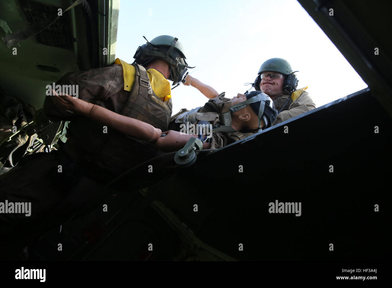 Cpl. Darin Bean, a sinistra, e Lance Cpl. Nicholas Cascone, entrambi assalto anfibio veicolo equipaggio con AAV plotone, la società B, il combattimento a terra integrati elemento Task Force, evacuare la simulazione di una vittima di un AAV nell'Oceano Pacifico durante un Marine Corps Prova di funzionamento e valutazione Valutazione attività Maggio 12, 2015, vicino a Red Beach area formazione a bordo Marine Corps base Camp Pendleton, California. Il GCEITF AAV plotone di esecuzione è la fase finale del loro Marine Corps Prova di funzionamento e valutazione valutazione di attività da condurre la spiaggia e le attività a base acquosa. Da ottobre 2014 a luglio 20 Foto Stock