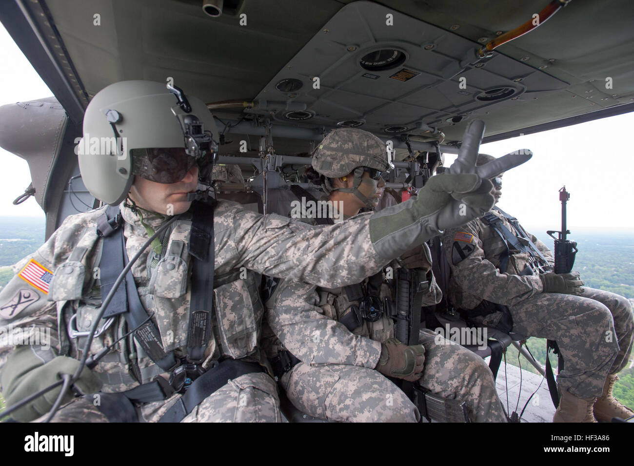 Stati Uniti Army Sgt. Ryan Dodd, un combattimento medic assegnato alla società F, 1-171st MEDEVAC, S.C. Esercito nazionale Guard, assiste l'equipaggio di volo con la Preparazione personale per lo sbarco sul campo Hilton, Fort Jackson, S.C. Maggio 13, 2015. Quattro Stati Uniti Esercito UH-60 i falchi nero, assegnato alla società A, 1-111th Aviazione Generale del battaglione di supporto, S.C. Esercito la guardia nazionale ha partecipato ad un assalto simulato sul campo di parata offrendo 29 trapanare sergenti da 1-34esimo reggimento di fanteria, allo scopo di catturare un nemico simulato posizione come parte di unità di base della formazione di combattimento cerimonia di laurea e per festeggiare Vic Foto Stock