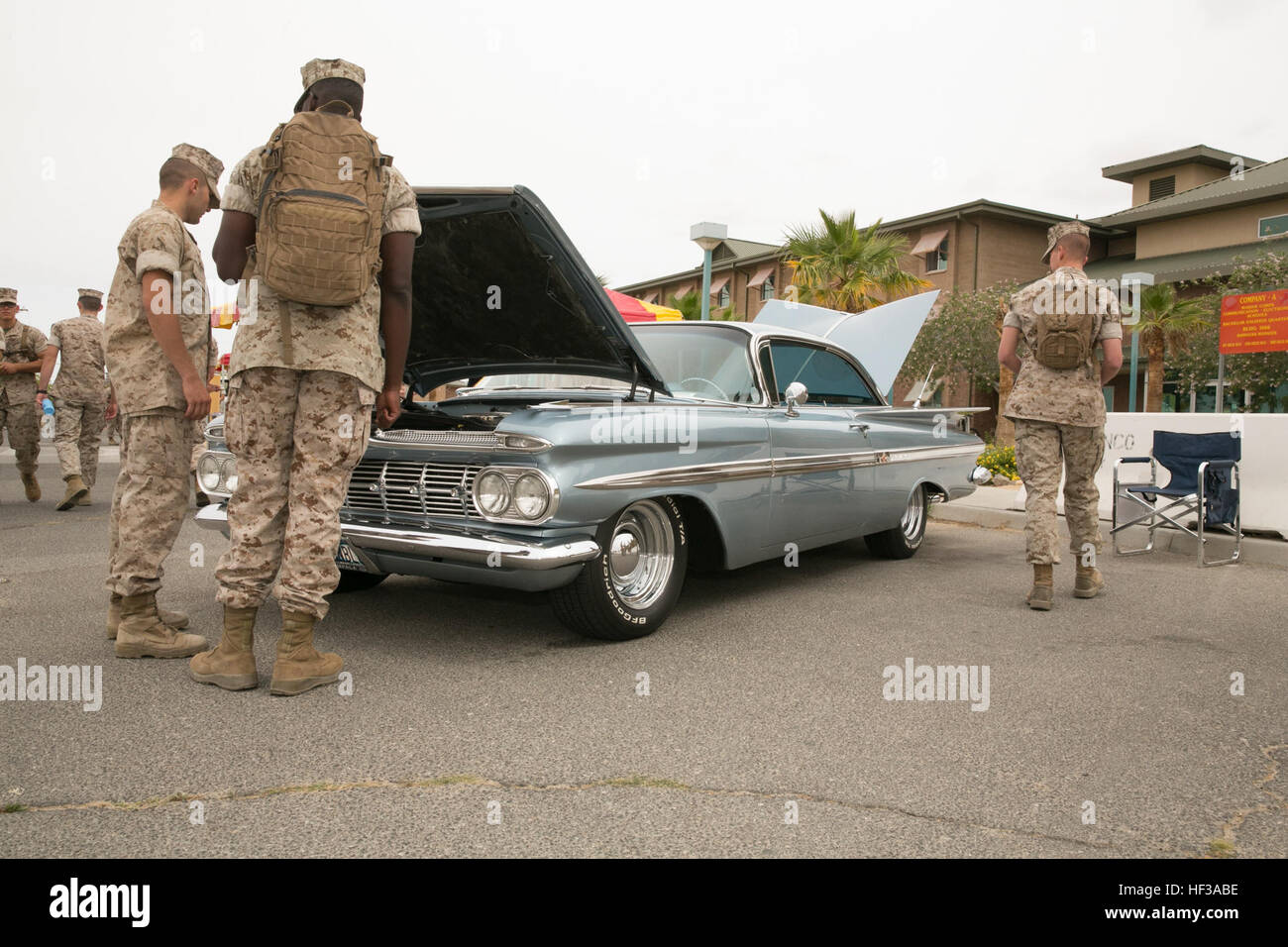 I Marines ispezionano una Chevy Impala del 1959 durante la MCCES Safety Fair per educare gli studenti sulla sicurezza estiva e sulle attività ricreative sicure. Foto Stock