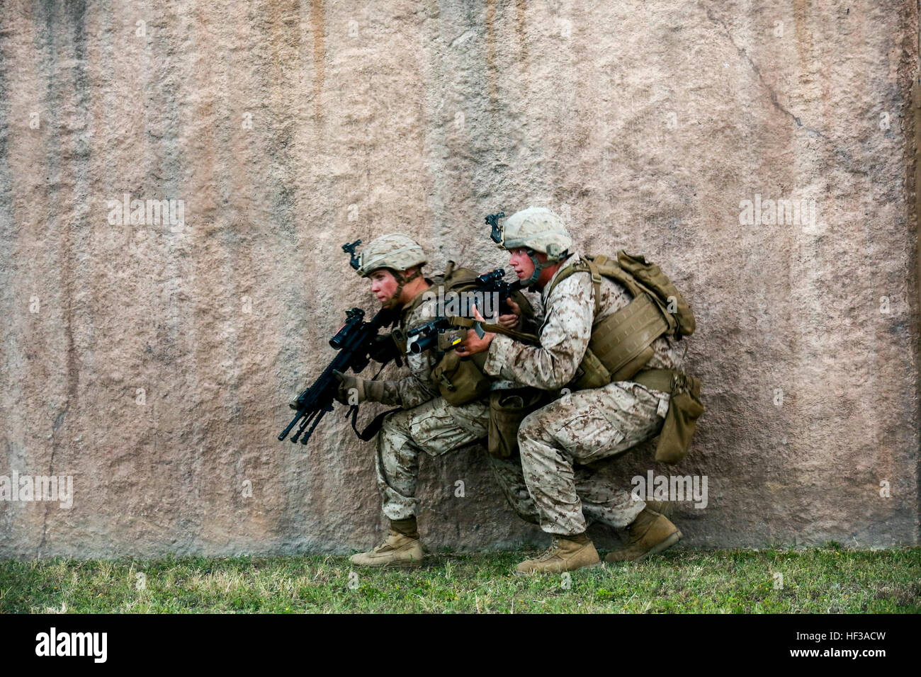 Stati Uniti Marines con India Company, Battaglione Team di atterraggio 3° Battaglione, 1° Reggimento Marine, xv Marine Expeditionary Unit, spostare lungo una parete esterna a bordo del soffietto Air Force Station, Hawaii, 16 maggio 2015. I marines di BLT 3/1 utilizzati Hawaii ambiente unico e le aree di formazione per preparare gli scenari possibili nella loro prossima distribuzione. (U.S. Marine Corps foto di Sgt. Jamean Berry/RILASCIATO) La pratica rende perfetti 150516-M-GC438-923 Foto Stock