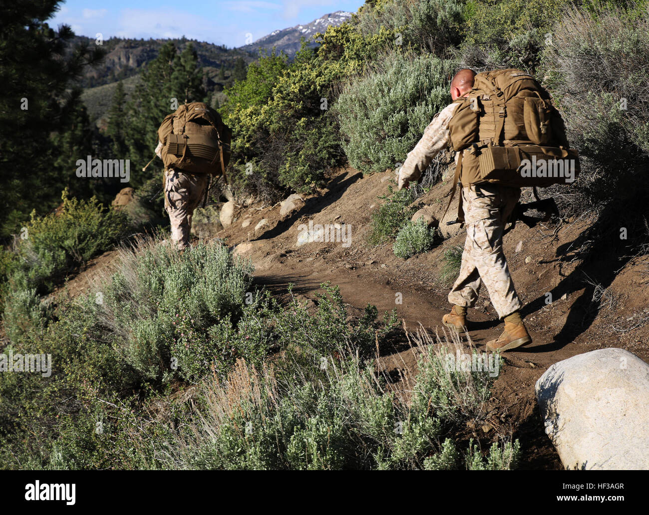 Sgt. Randy Myers, destra, fuciliere, società A, il combattimento a terra integrati elemento Task Force, escursioni a piedi lungo un sentiero durante la fase finale delle Marine Corps Prova di funzionamento e valutazione valutazione di attività a bordo Marine Corps Mountain Warfare Training Center Bridgeport, California, 18 maggio 2015. Da ottobre 2014 a luglio 2015, il GCEITF sarà condotta individuale e collettivo di competenze di livello di formazione in designato il combattimento a terra i bracci di specialità professionali al fine di facilitare la basata su standard di valutazione della prestazione fisica di Marines in simulato un ambiente operativo eseguendo la massa specifica c Foto Stock
