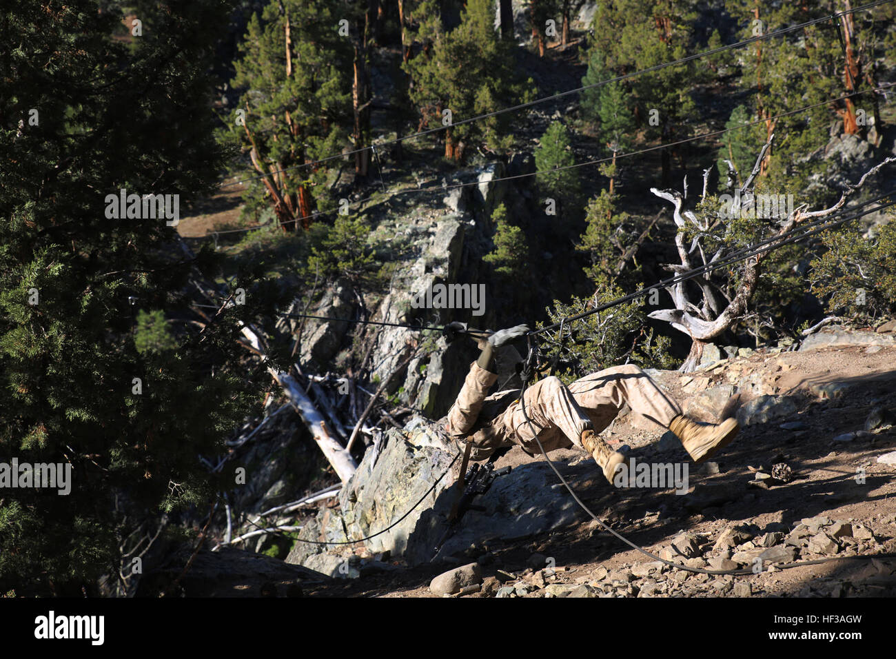 Cpl. Matiyes Kinker, uomo d'assalto, armi Company, il combattimento a terra integrati elemento Task Force, attraversa una gola su una fune durante la fase finale delle Marine Corps Prova di funzionamento e valutazione valutazione di attività a bordo Marine Corps Mountain Warfare Training Center Bridgeport, California, 18 maggio 2015. Da ottobre 2014 a luglio 2015, il GCEITF sarà condotta individuale e collettivo di competenze di livello di formazione in designato il combattimento a terra i bracci di specialità professionali al fine di facilitare la basata su standard di valutazione della prestazione fisica di Marines in simulato un ambiente operativo eseguendo specif Foto Stock