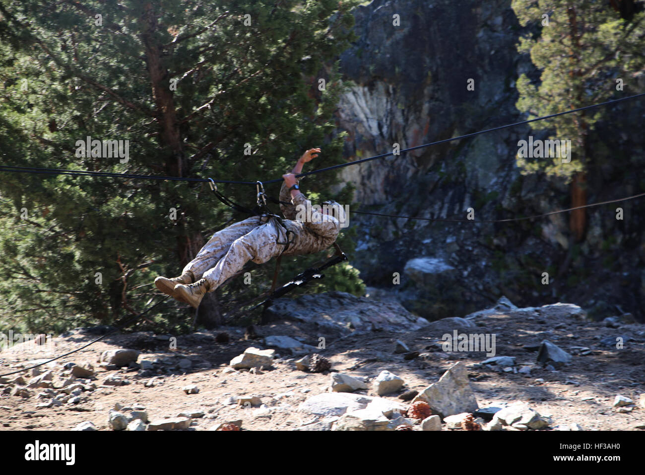 Lancia Cpl. Massimiliano Roth, fuciliere, società A, il combattimento a terra integrati elemento Task Force, attraversa una gola su una fune durante la fase finale delle Marine Corps Prova di funzionamento e valutazione valutazione di attività a bordo Marine Corps Mountain Warfare Training Center Bridgeport, California, 18 maggio 2015. Da ottobre 2014 a luglio 2015, il GCEITF sarà condotta individuale e collettivo di competenze di livello di formazione in designato il combattimento a terra i bracci di specialità professionali al fine di facilitare la basata su standard di valutazione della prestazione fisica di Marines in simulato un ambiente di funzionamento specifiche di esecuzione Foto Stock