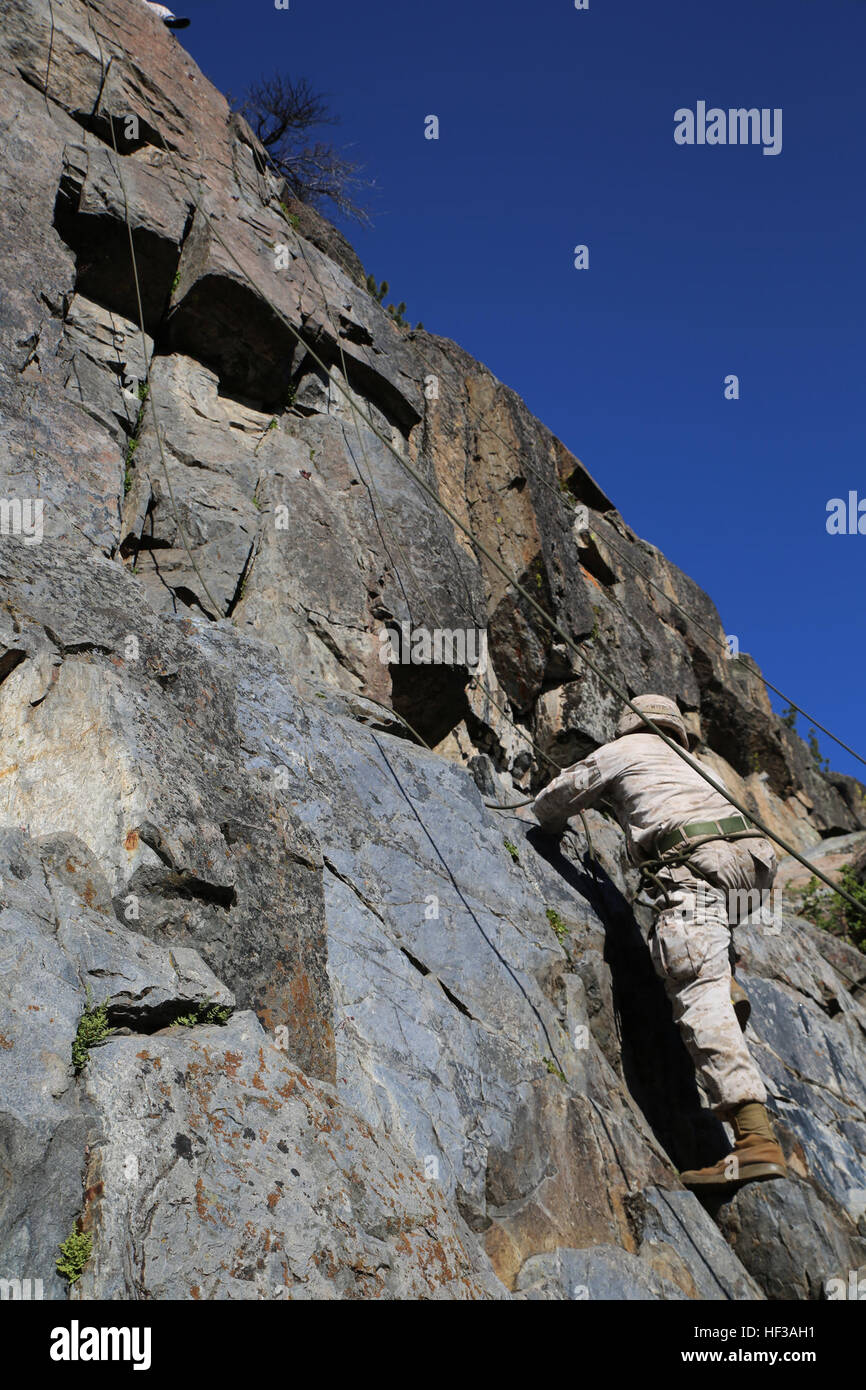 Sgt. Randy Myers, fuciliere, società A, il combattimento a terra integrati elemento Task Force, si arrampica su un 40-piede scogliera durante la fase finale delle Marine Corps Prova di funzionamento e valutazione valutazione di attività a bordo Marine Corps Mountain Warfare Training Center Bridgeport, California, 18 maggio 2015. Da ottobre 2014 a luglio 2015, il GCEITF sarà condotta individuale e collettivo di competenze di livello di formazione in designato il combattimento a terra i bracci di specialità professionali al fine di facilitare la basata su standard di valutazione della prestazione fisica di Marines in simulato un ambiente operativo eseguendo la massa specifica Foto Stock
